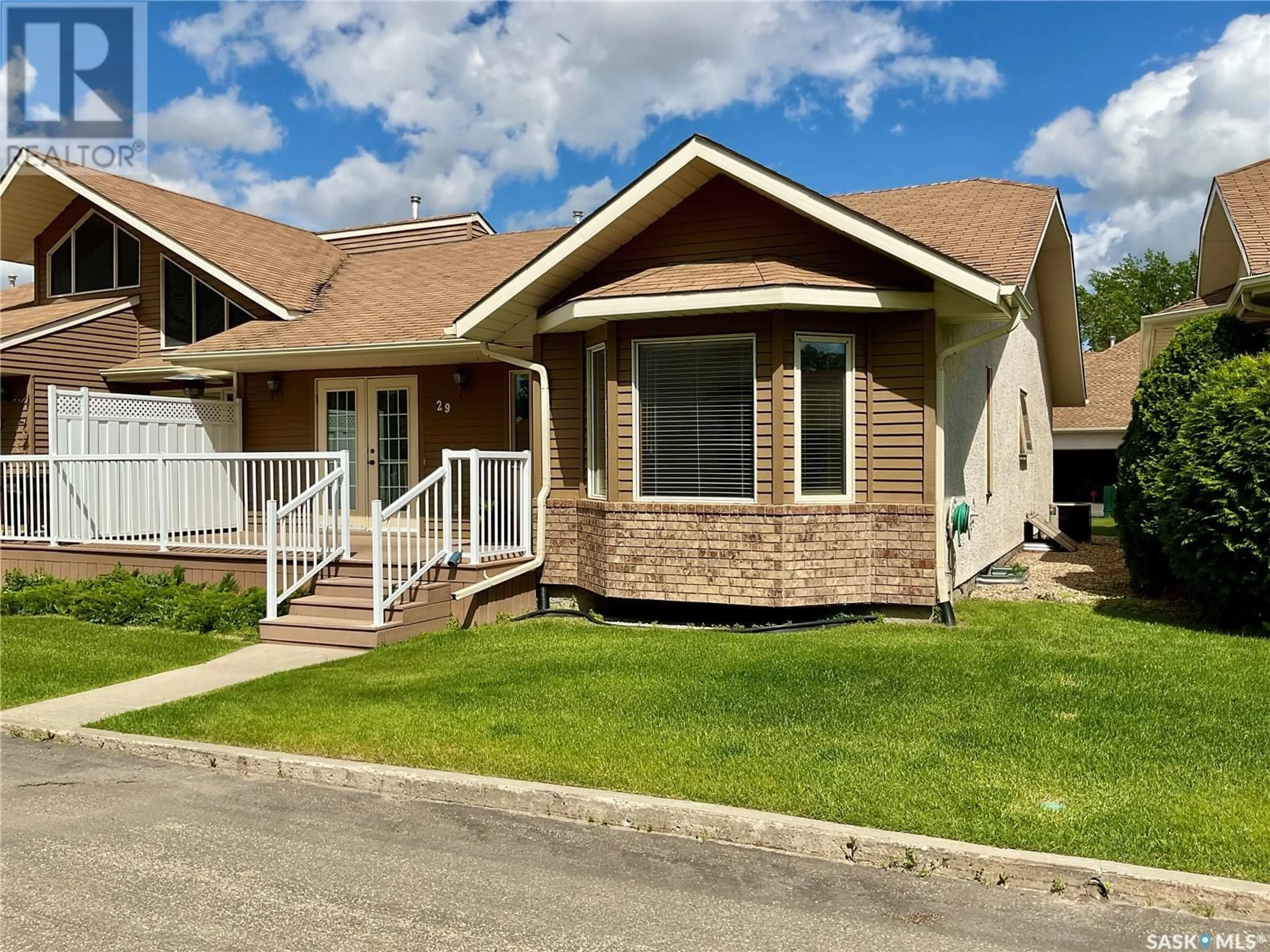 A pic from exterior of the house or condo for 29 Kensington LANE, Regina Saskatchewan S4S7G6