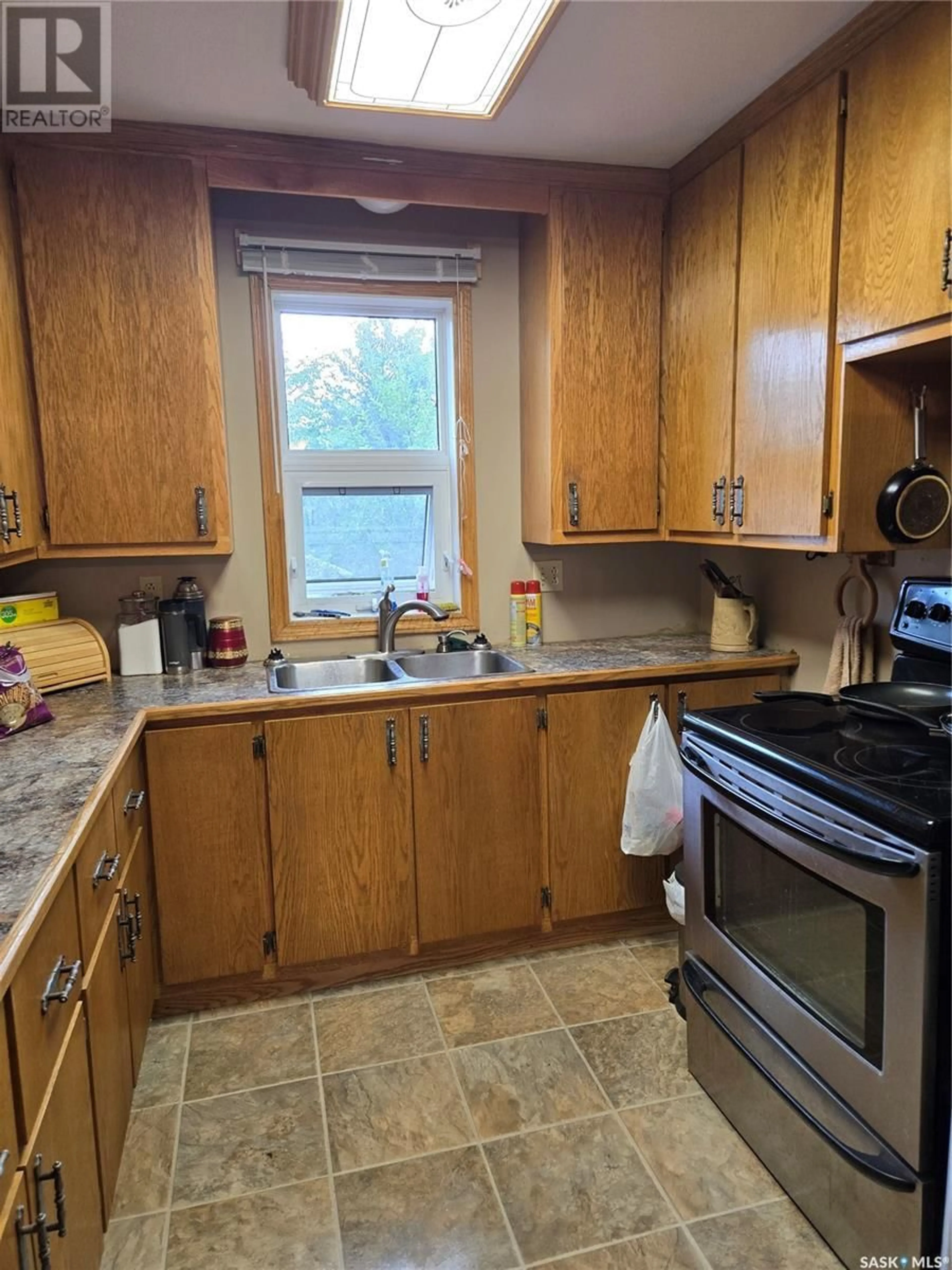 Standard kitchen, wood floors, cottage for 455 Mistusinne CRESCENT, Mistusinne Saskatchewan S0H1J0