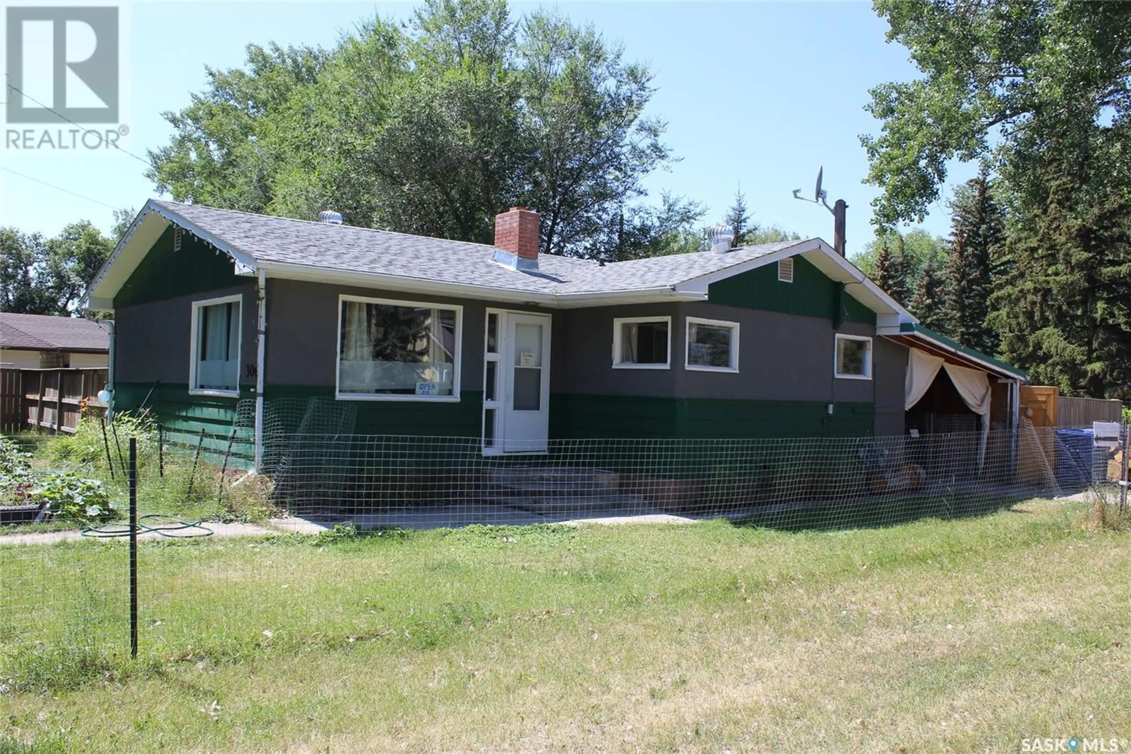 Home with vinyl exterior material, street for 306 Clay STREET, Eastend Saskatchewan S0N0T0