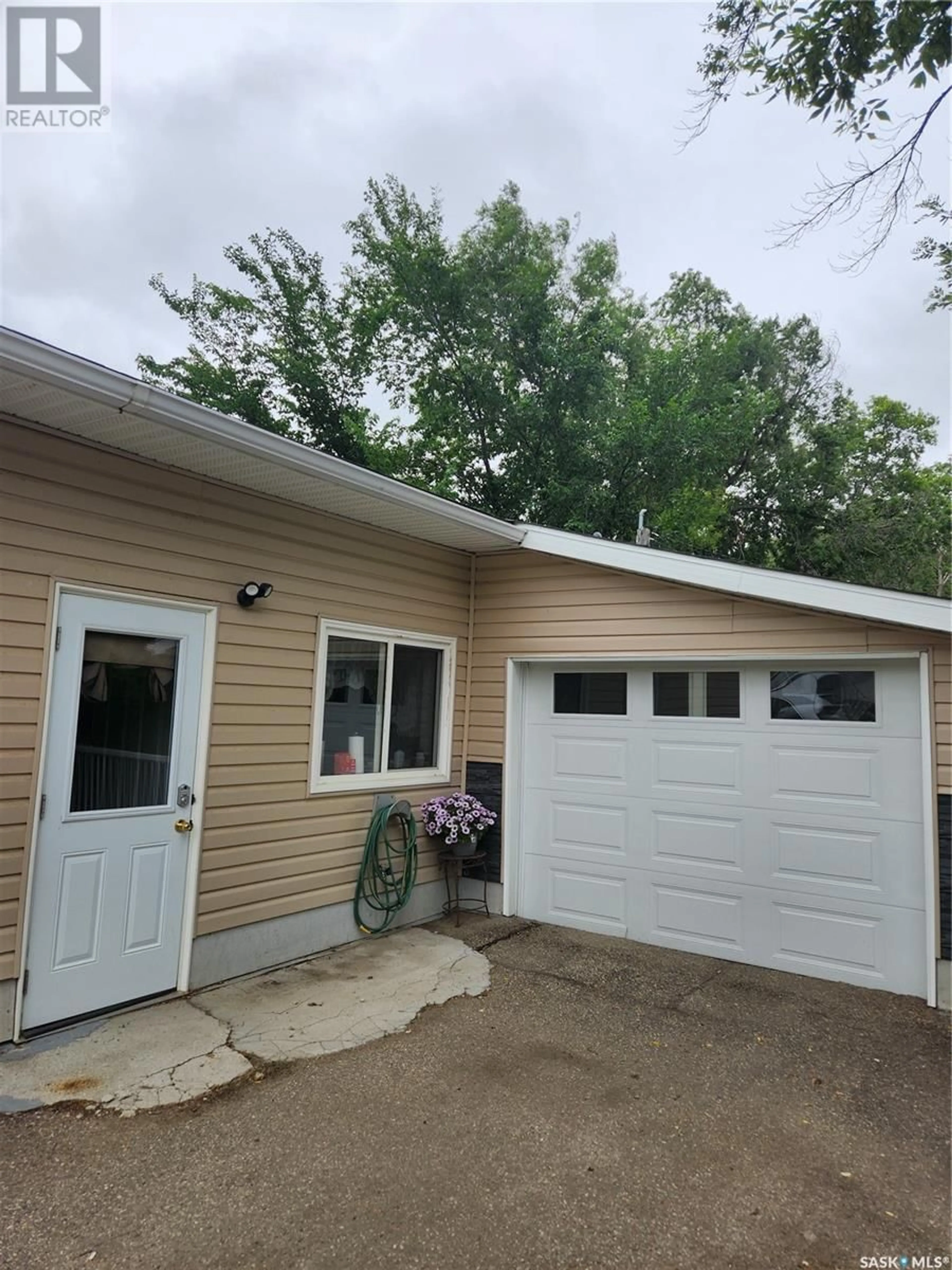 Indoor garage for 1317 Connaught AVENUE, Moose Jaw Saskatchewan S6H4B9