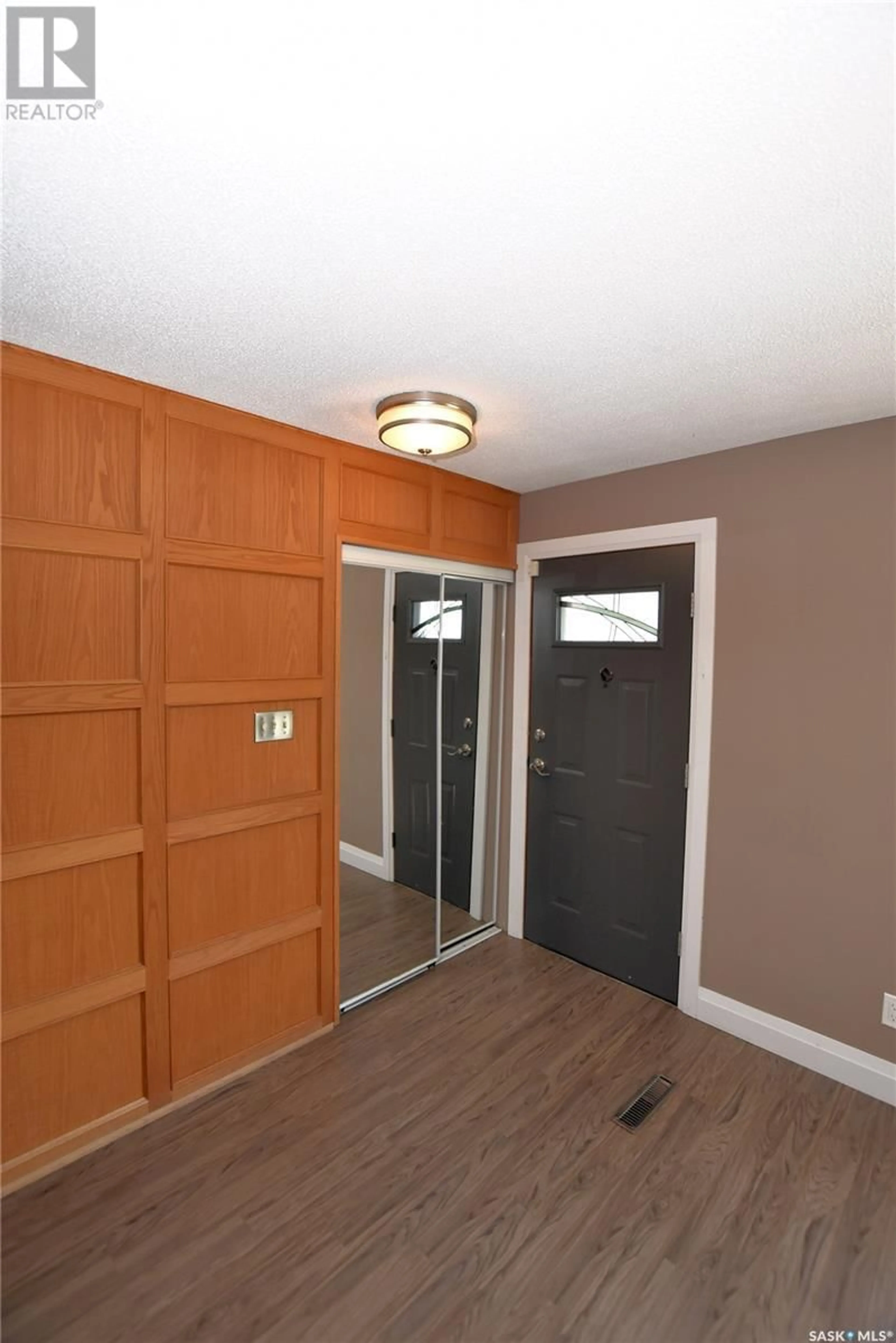 Indoor entryway for 3354 Mountbatten STREET, Saskatoon Saskatchewan S7M3T9