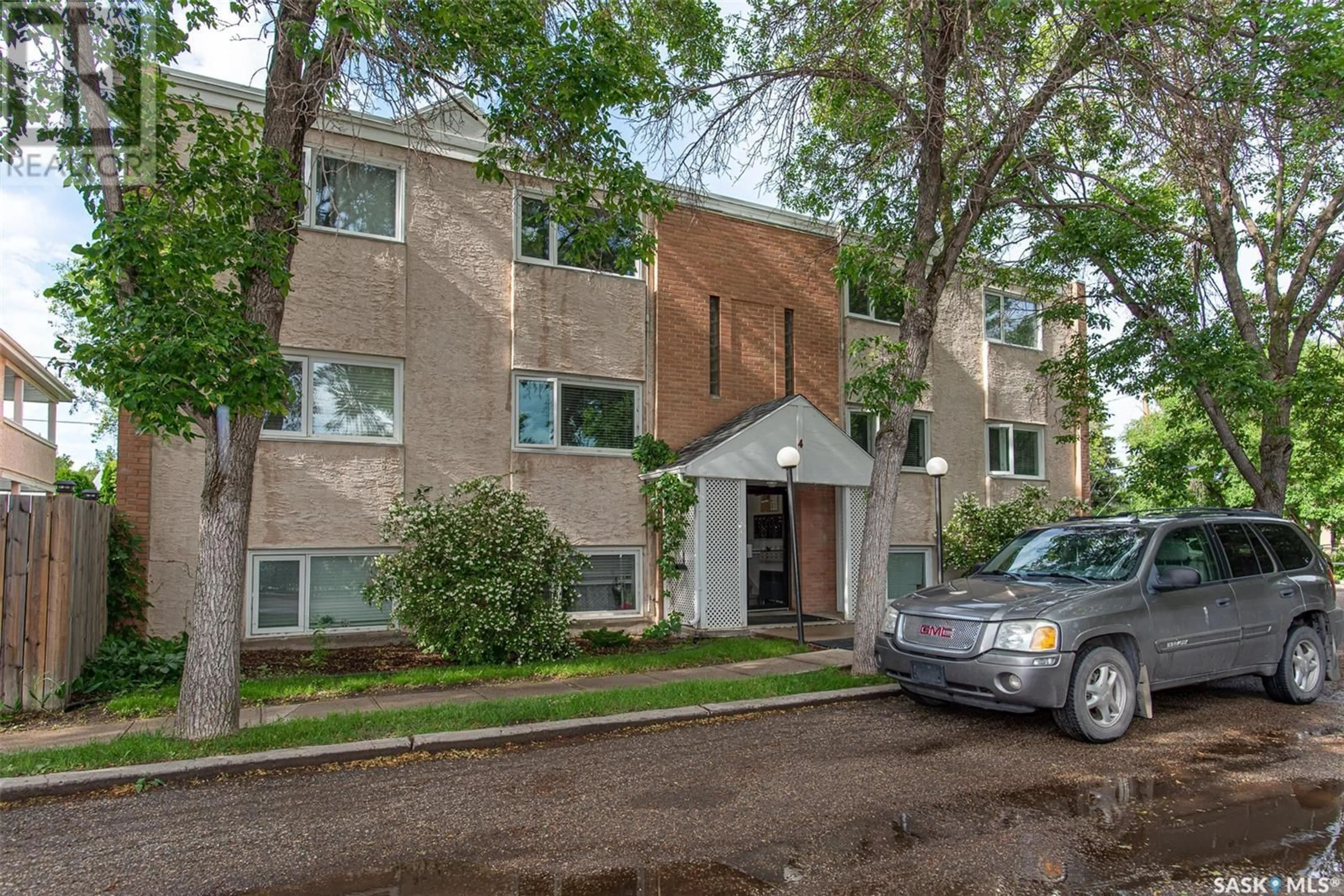 A pic from exterior of the house or condo for 6 4 Neill PLACE, Regina Saskatchewan S4N2V4