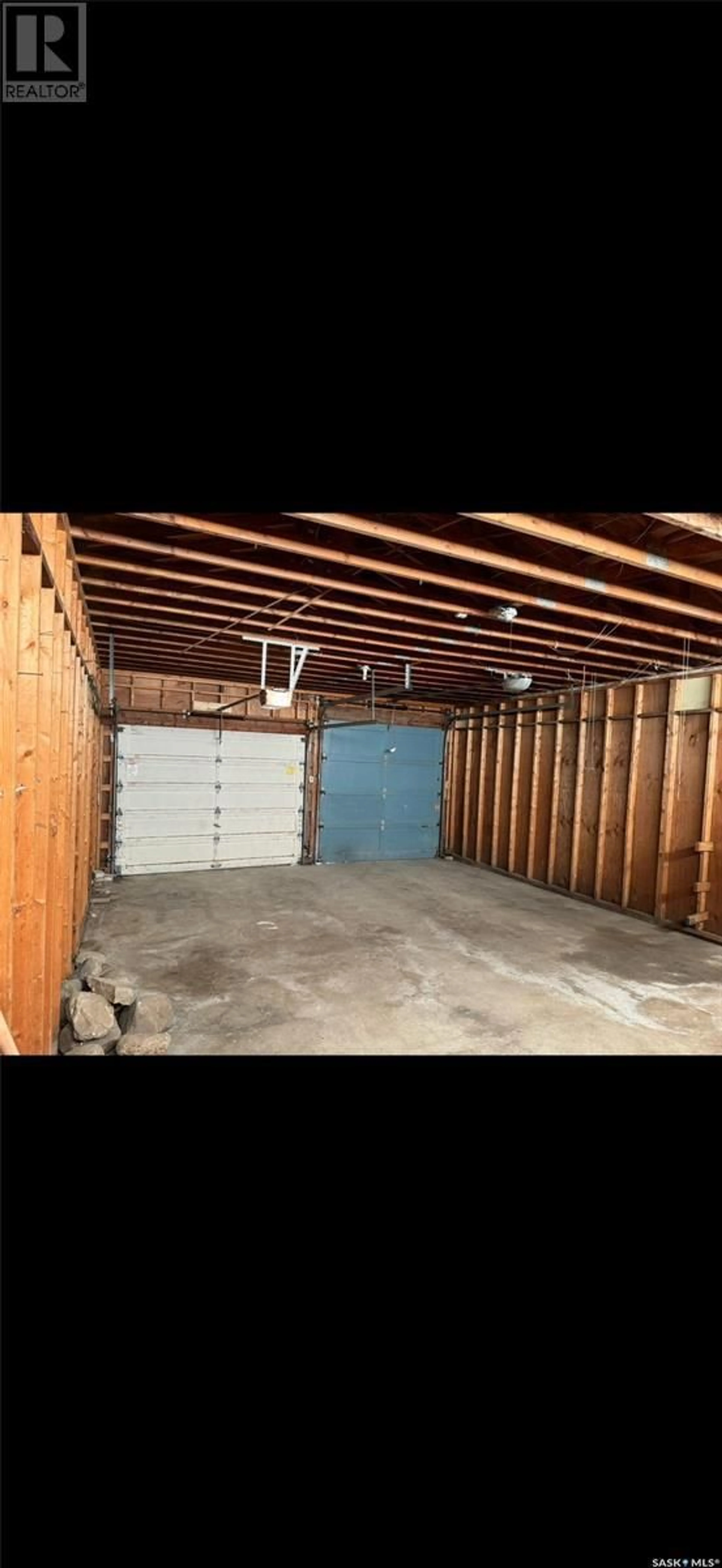 Indoor garage for 2233 Queen STREET, Regina Saskatchewan S4T4C6