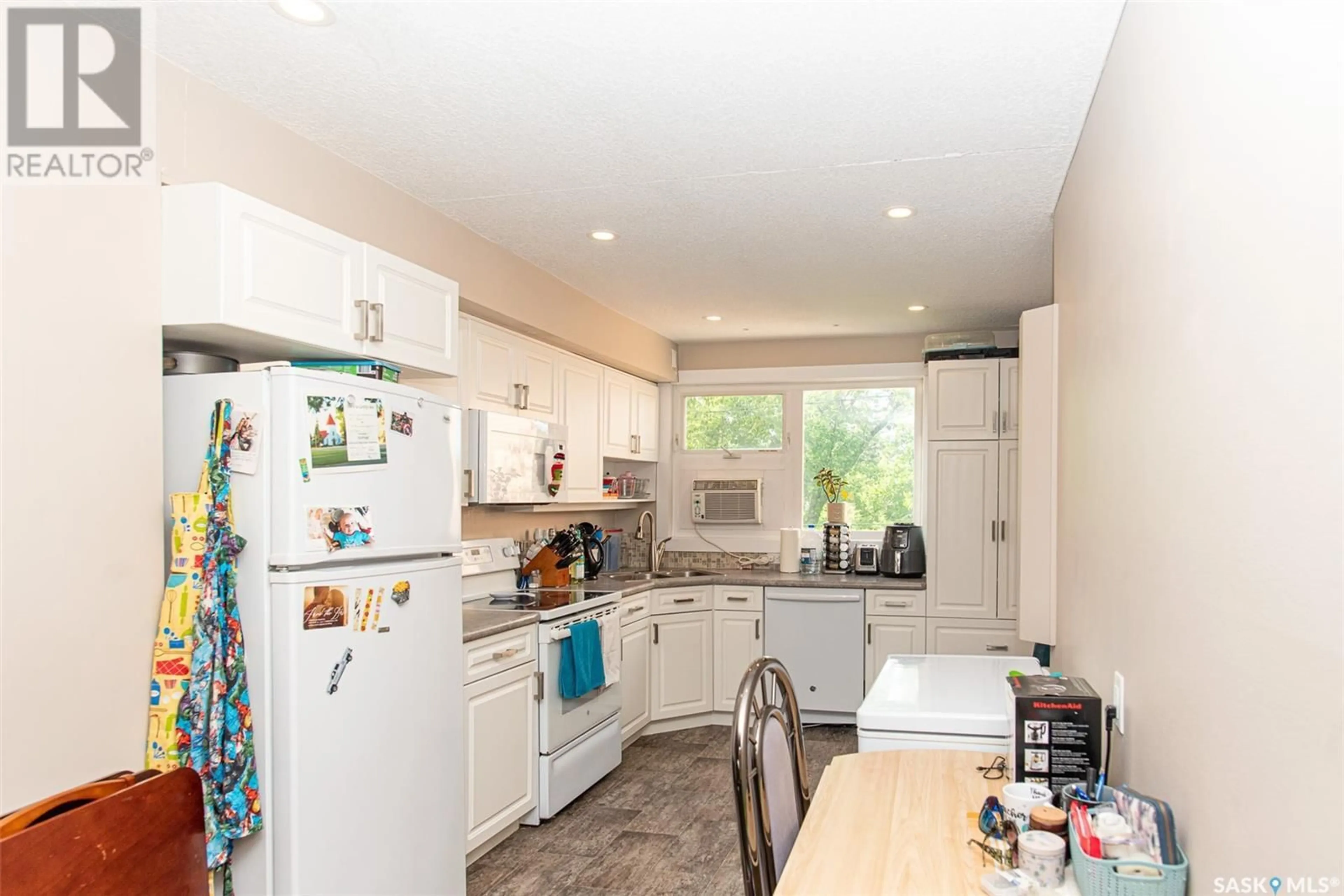 Standard kitchen for 5 4 Neill PLACE, Regina Saskatchewan S4N2V4