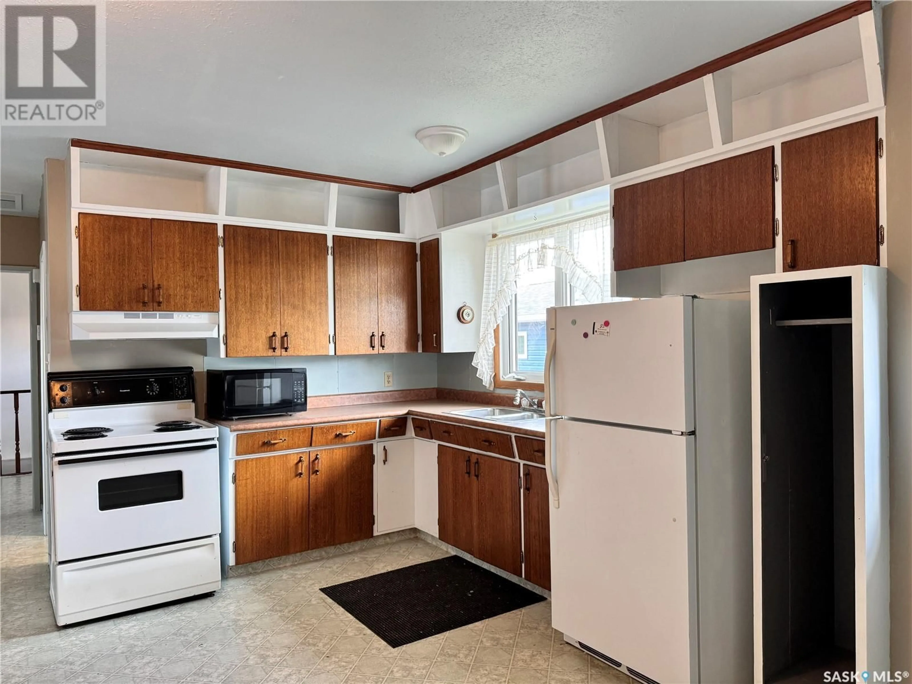 Standard kitchen, wood floors, cottage for 305-307 Armour DRIVE, Foam Lake Saskatchewan S0A1A0