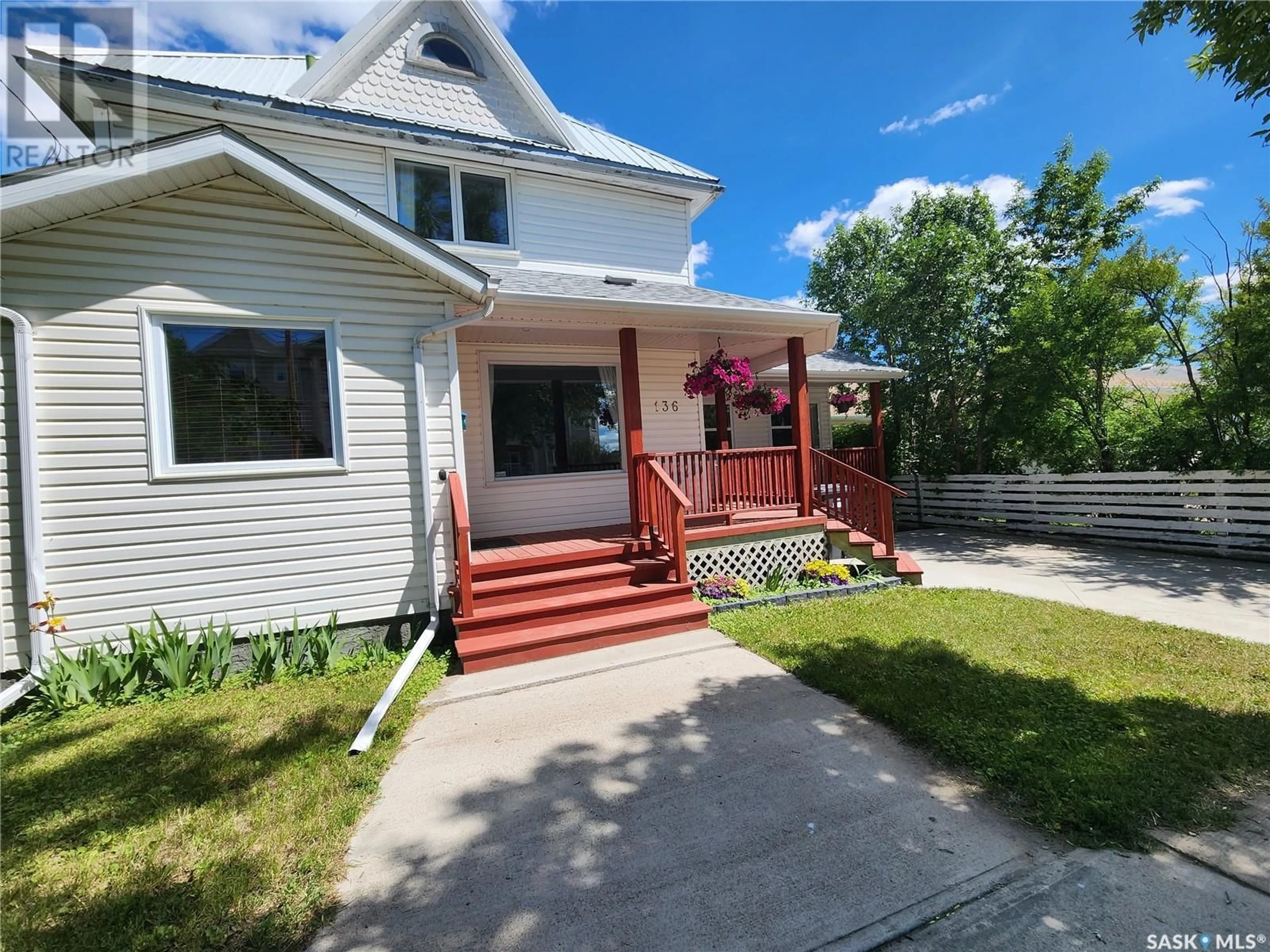 Frontside or backside of a home for 136 5TH STREET NE, Weyburn Saskatchewan S4H0Z1