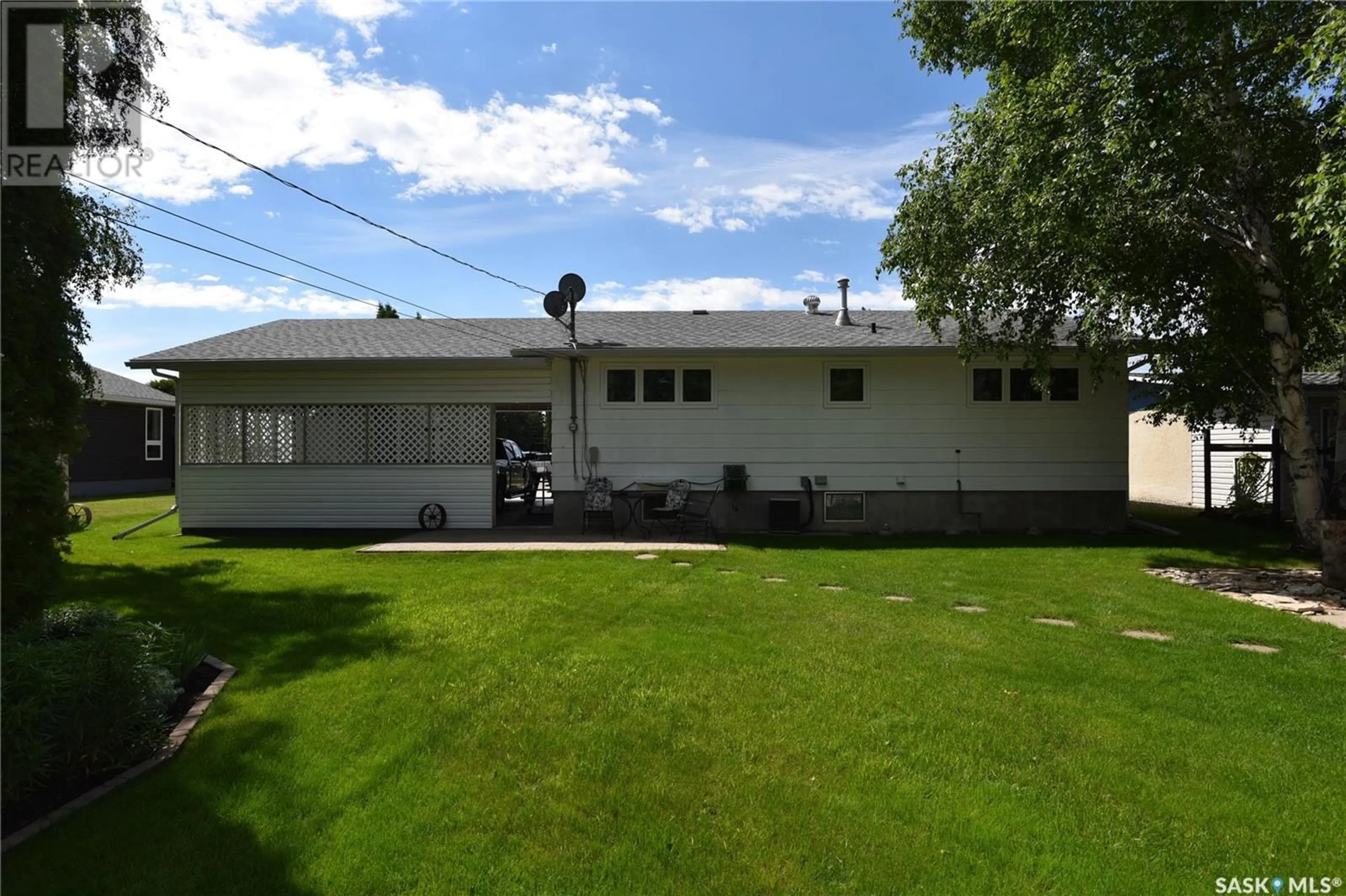 Frontside or backside of a home for 423 6Th AVENUE E, Nipawin Saskatchewan S0E1E0