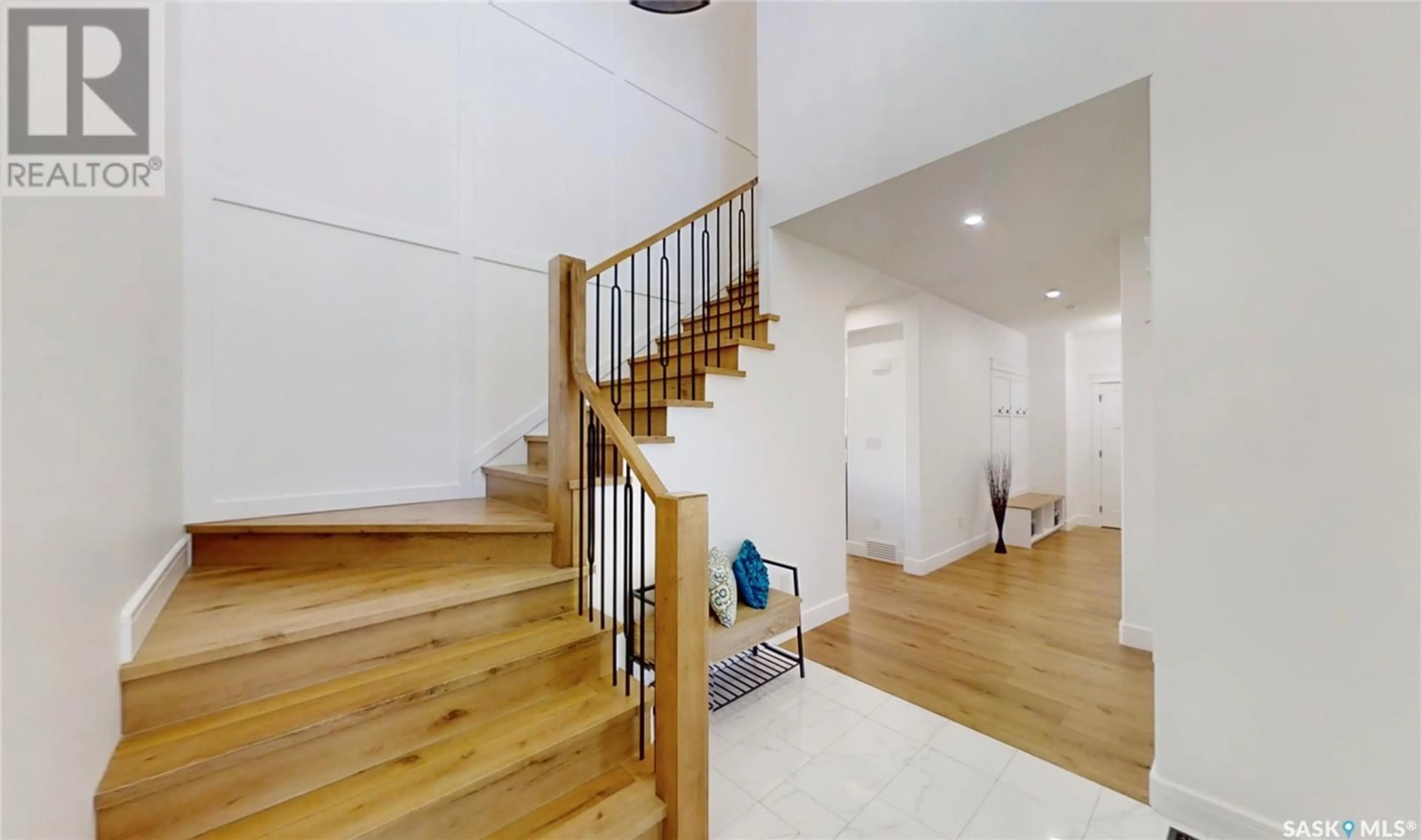 Indoor foyer for 107 Woolf BEND, Saskatoon Saskatchewan S7W0Z6