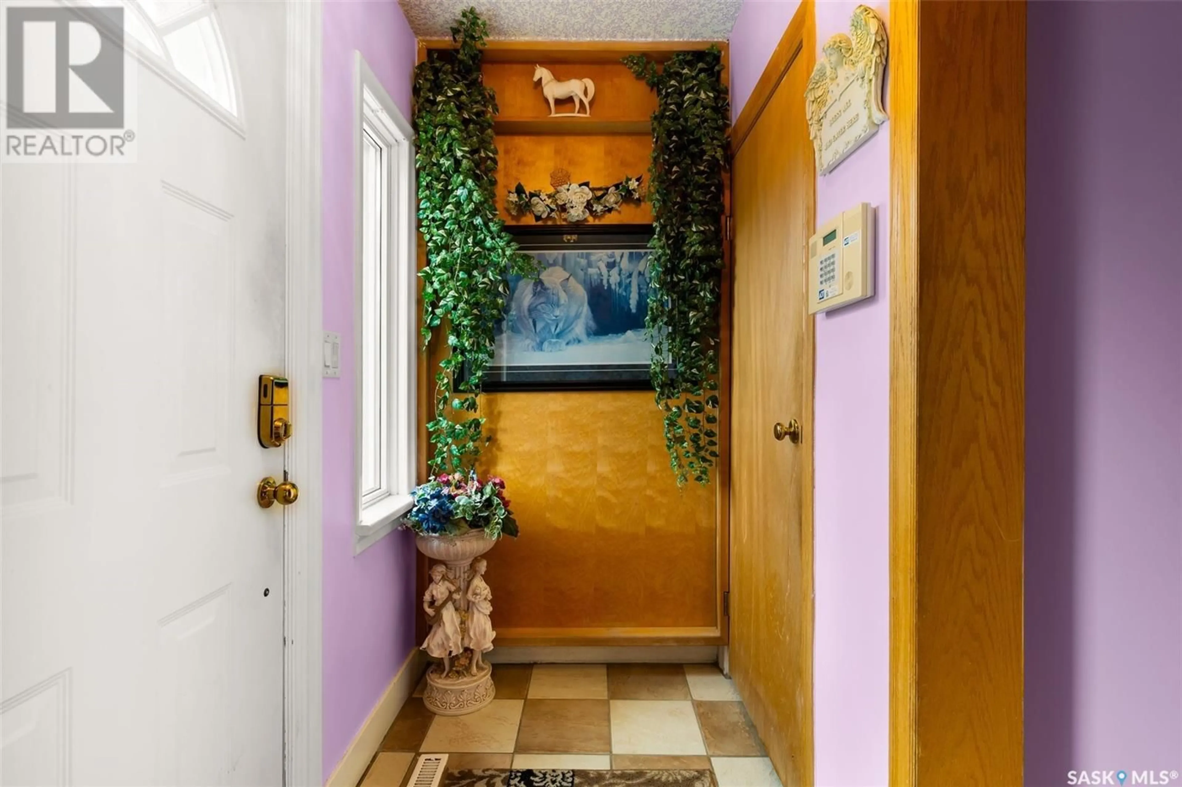 Indoor entryway for 147 Pasqua STREET, Regina Saskatchewan S4R4M6