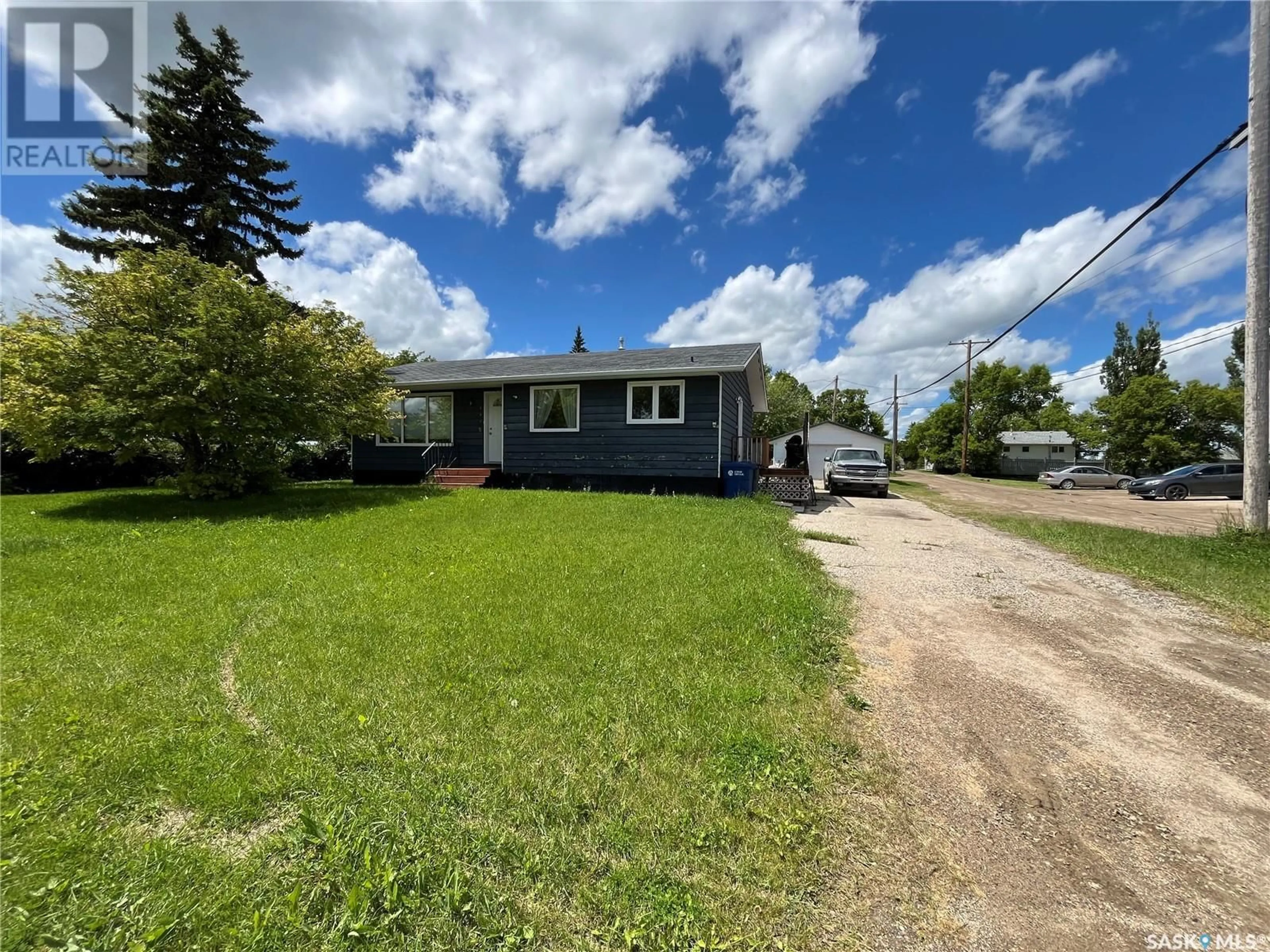 Frontside or backside of a home for 606 Ogilvie STREET, Moosomin Saskatchewan S0G3N0