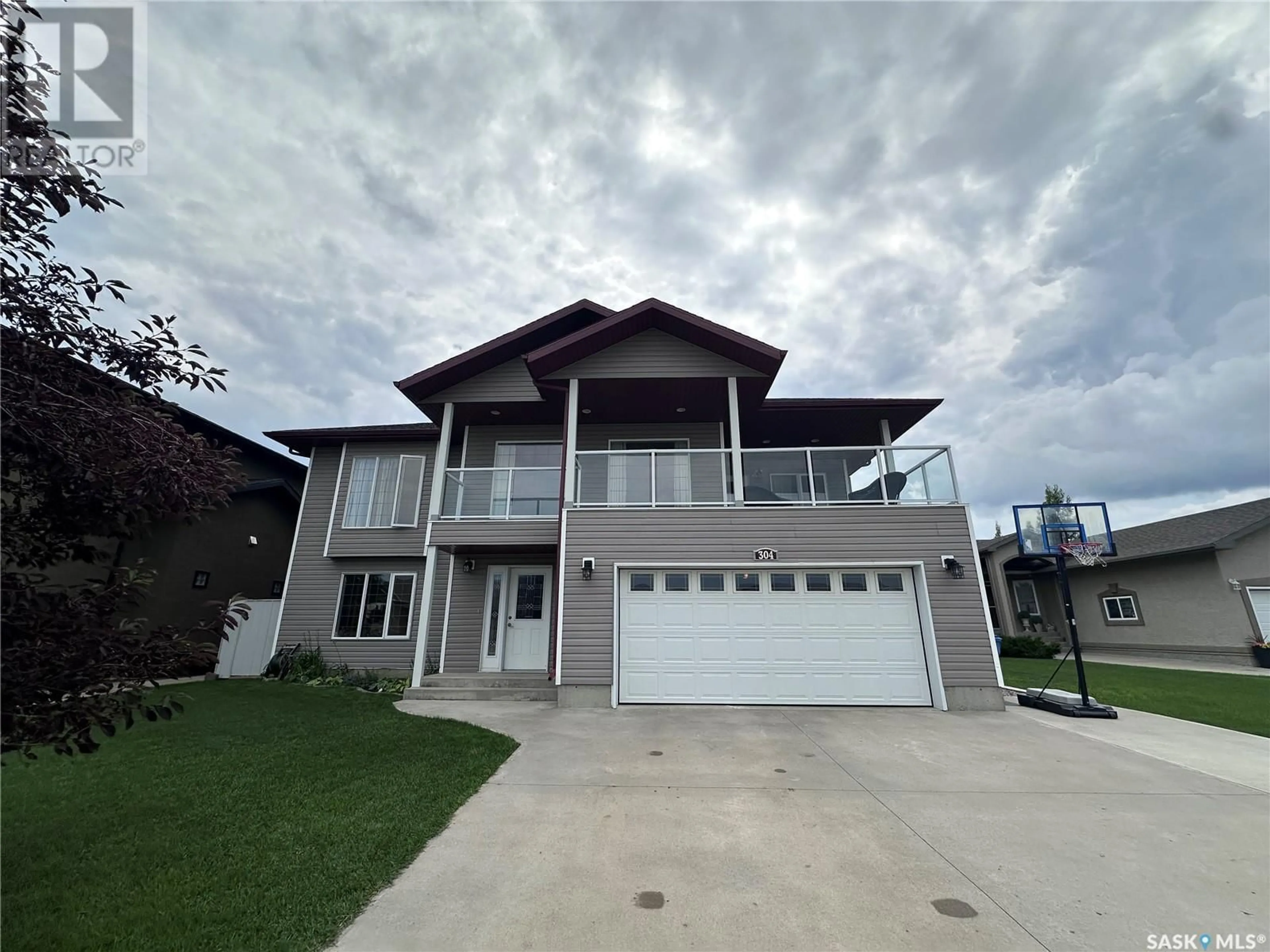 Frontside or backside of a home for 304 Abbott BAY, Estevan Saskatchewan S4A2X2