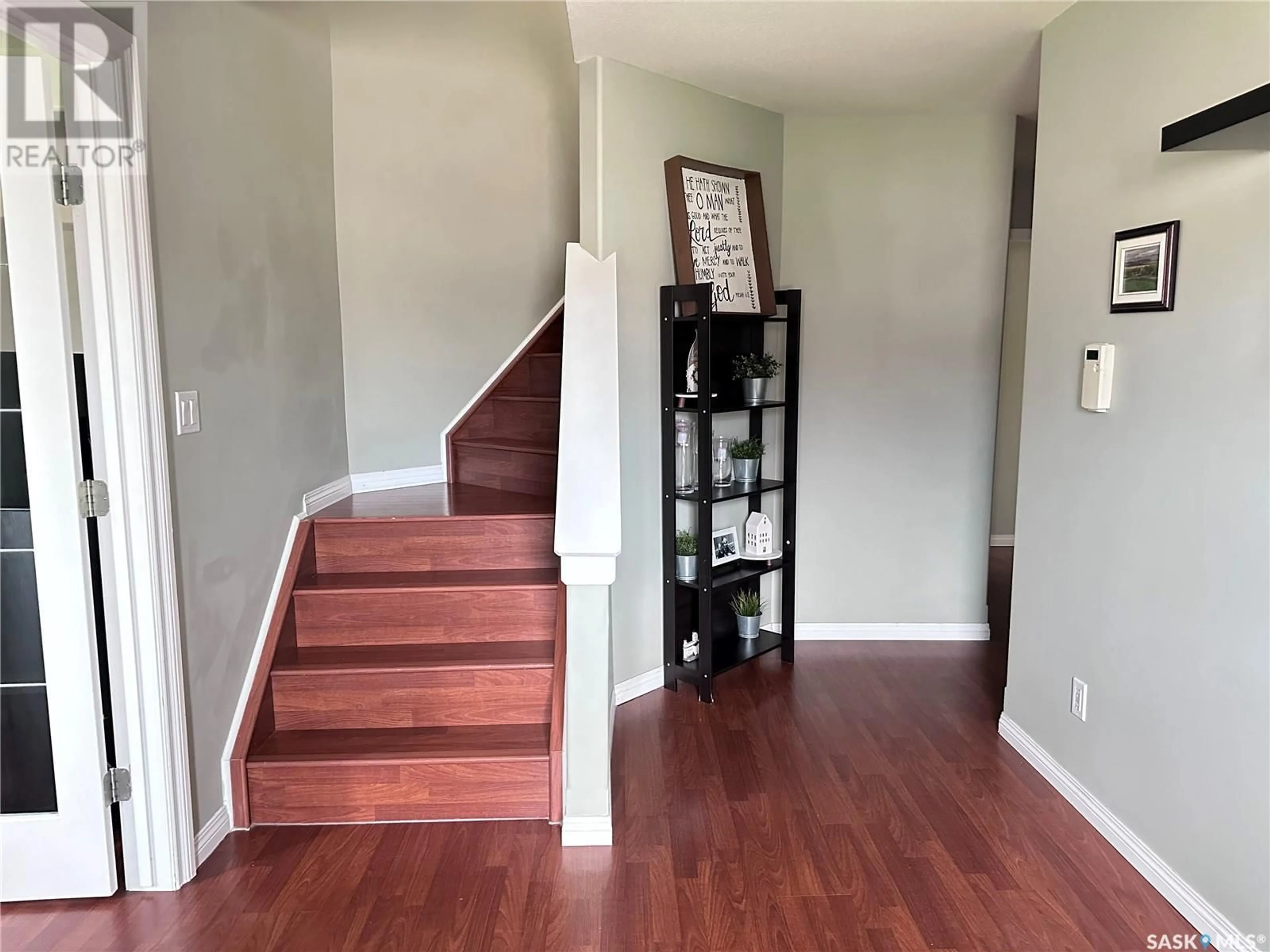 Indoor entryway, wood floors for 304 Abbott BAY, Estevan Saskatchewan S4A2X2