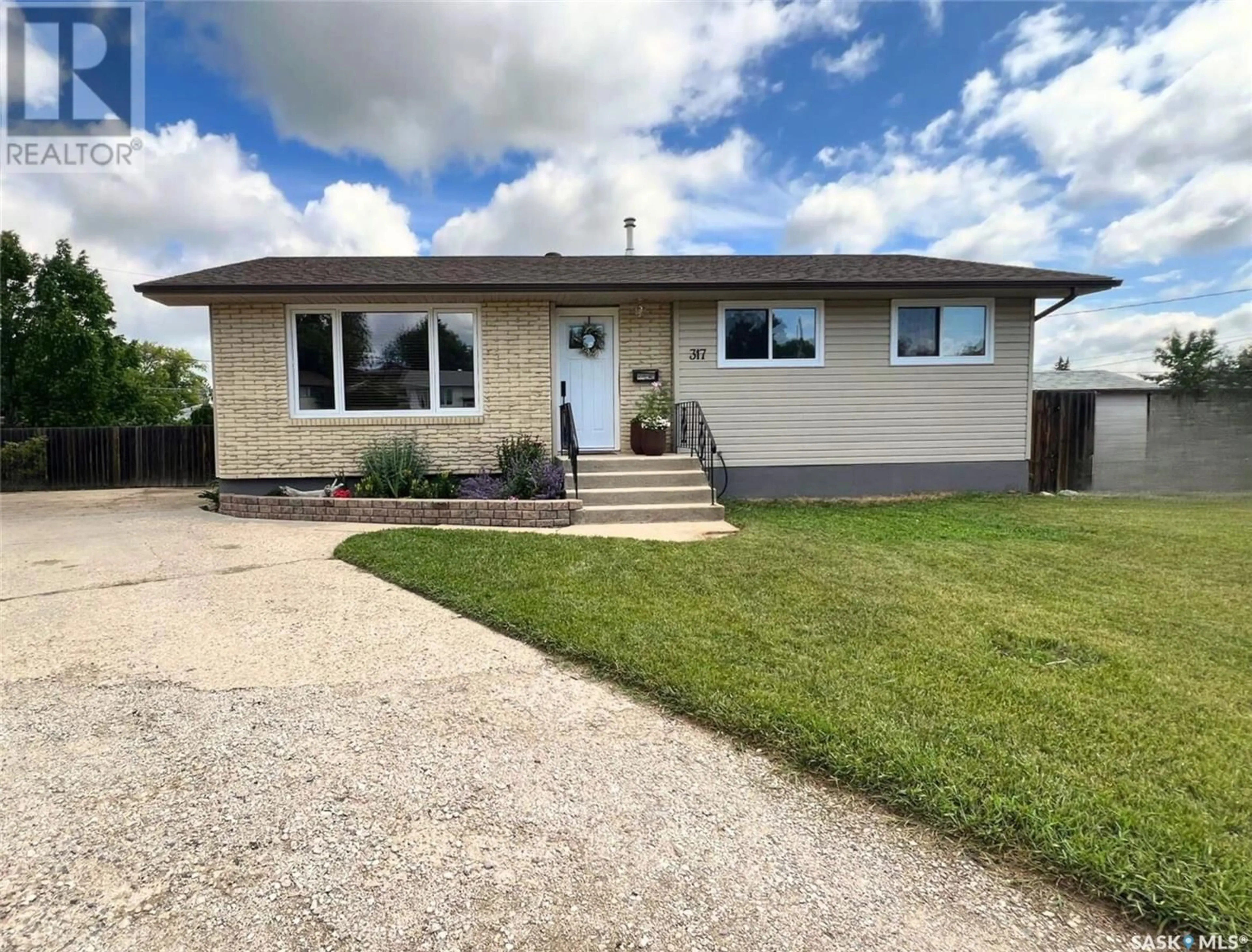 Frontside or backside of a home for 317 Alder PLACE, Swift Current Saskatchewan S9H3E5