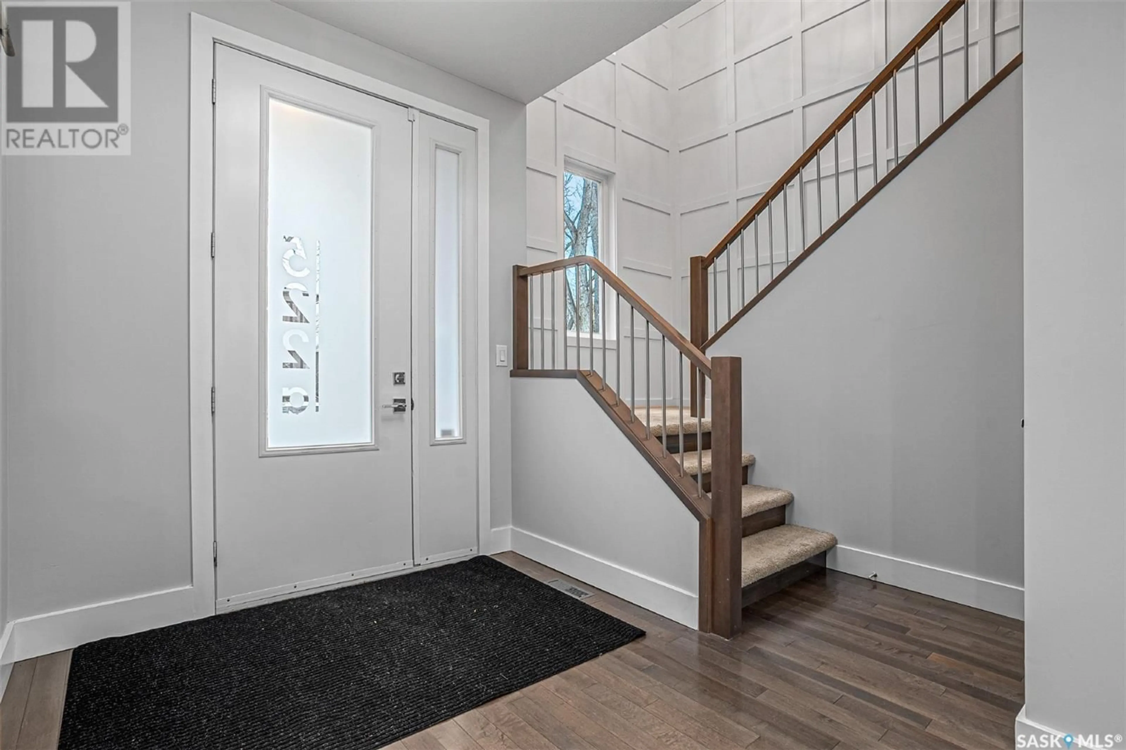 Indoor entryway for 522A 6th STREET E, Saskatoon Saskatchewan S7H1C1