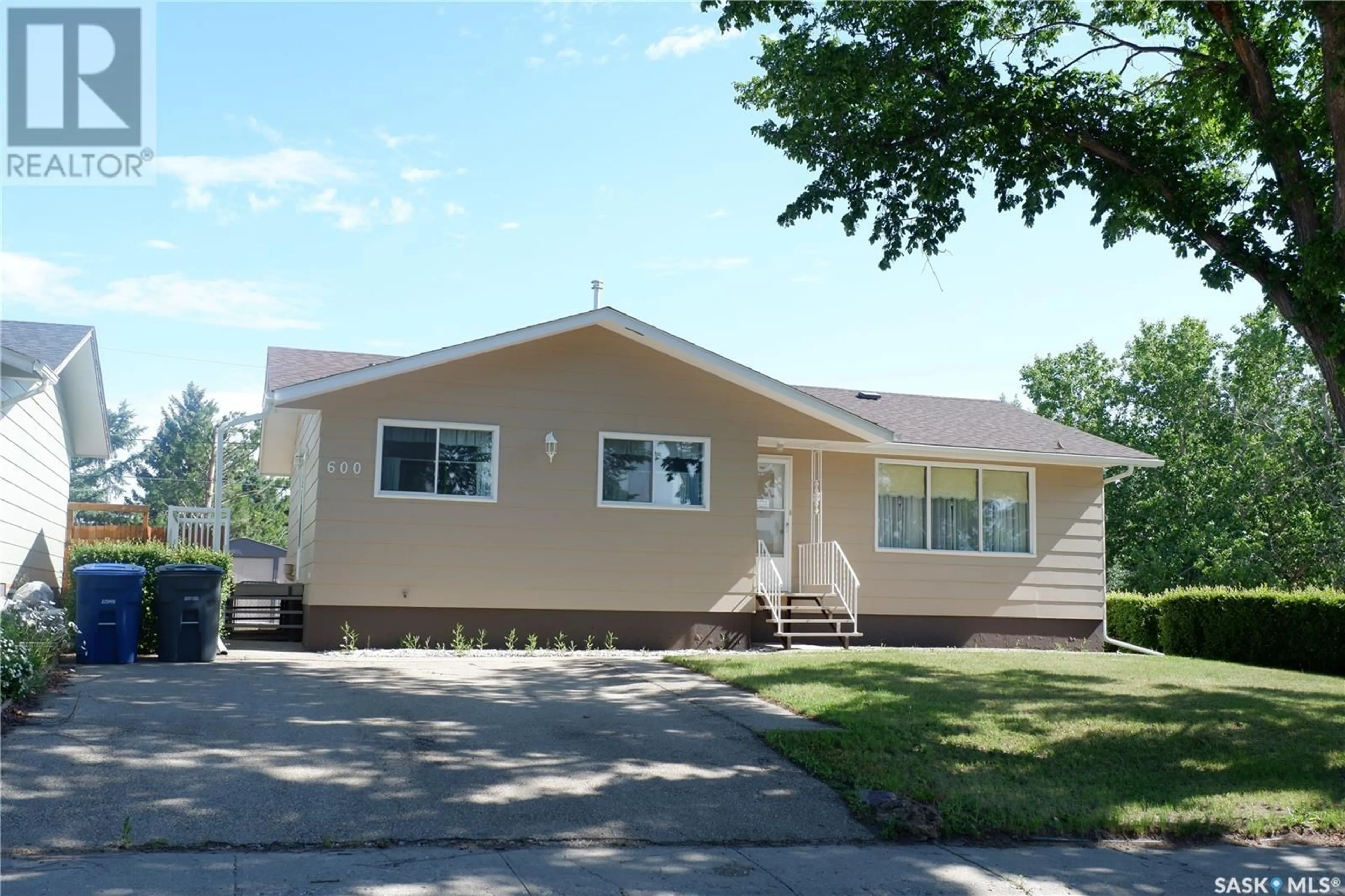 Home with vinyl exterior material for 600 6th AVENUE W, Assiniboia Saskatchewan S0H0B0