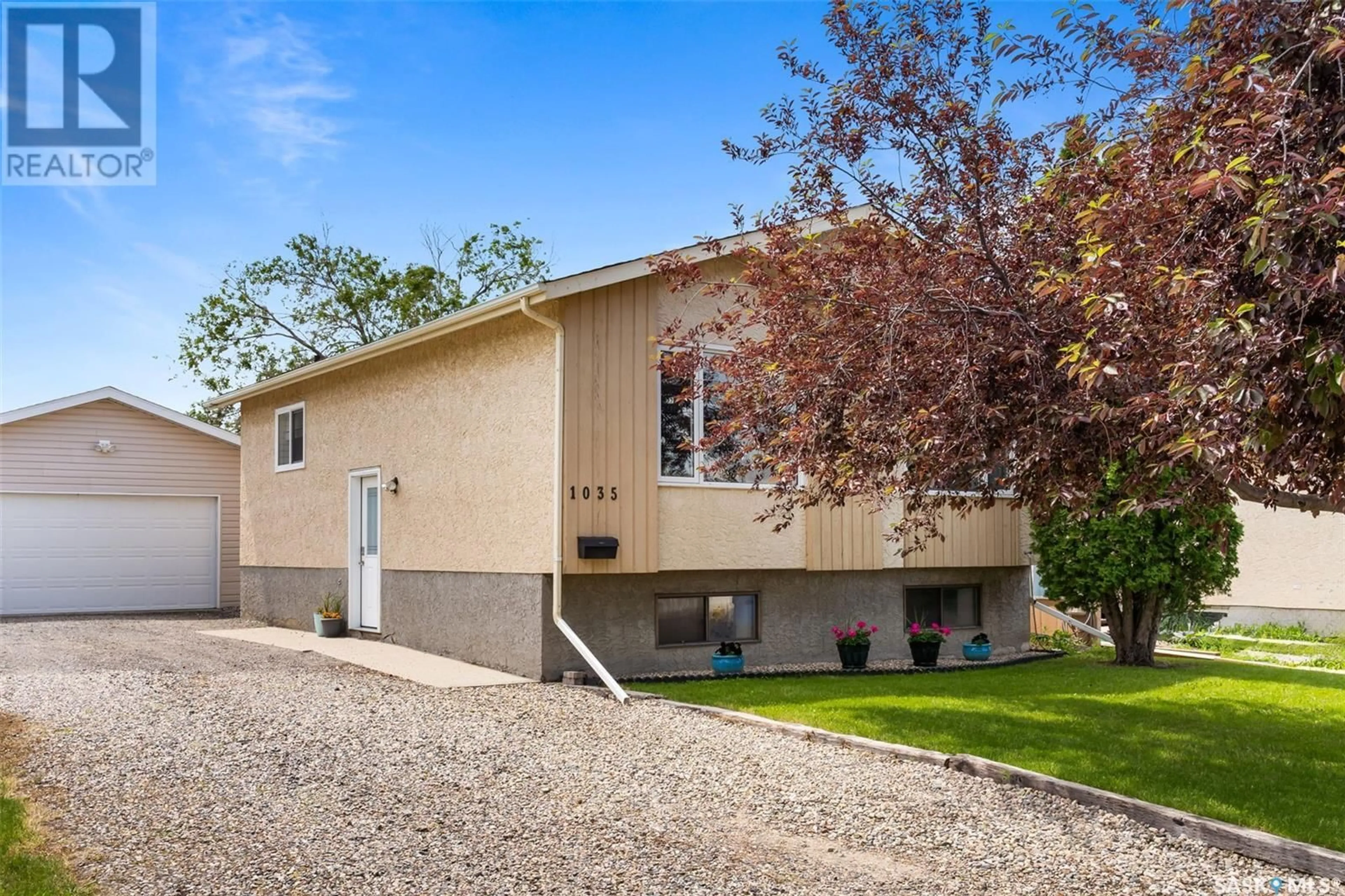 Frontside or backside of a home for 1035 Kenderdine DRIVE, Regina Saskatchewan S4X4H7