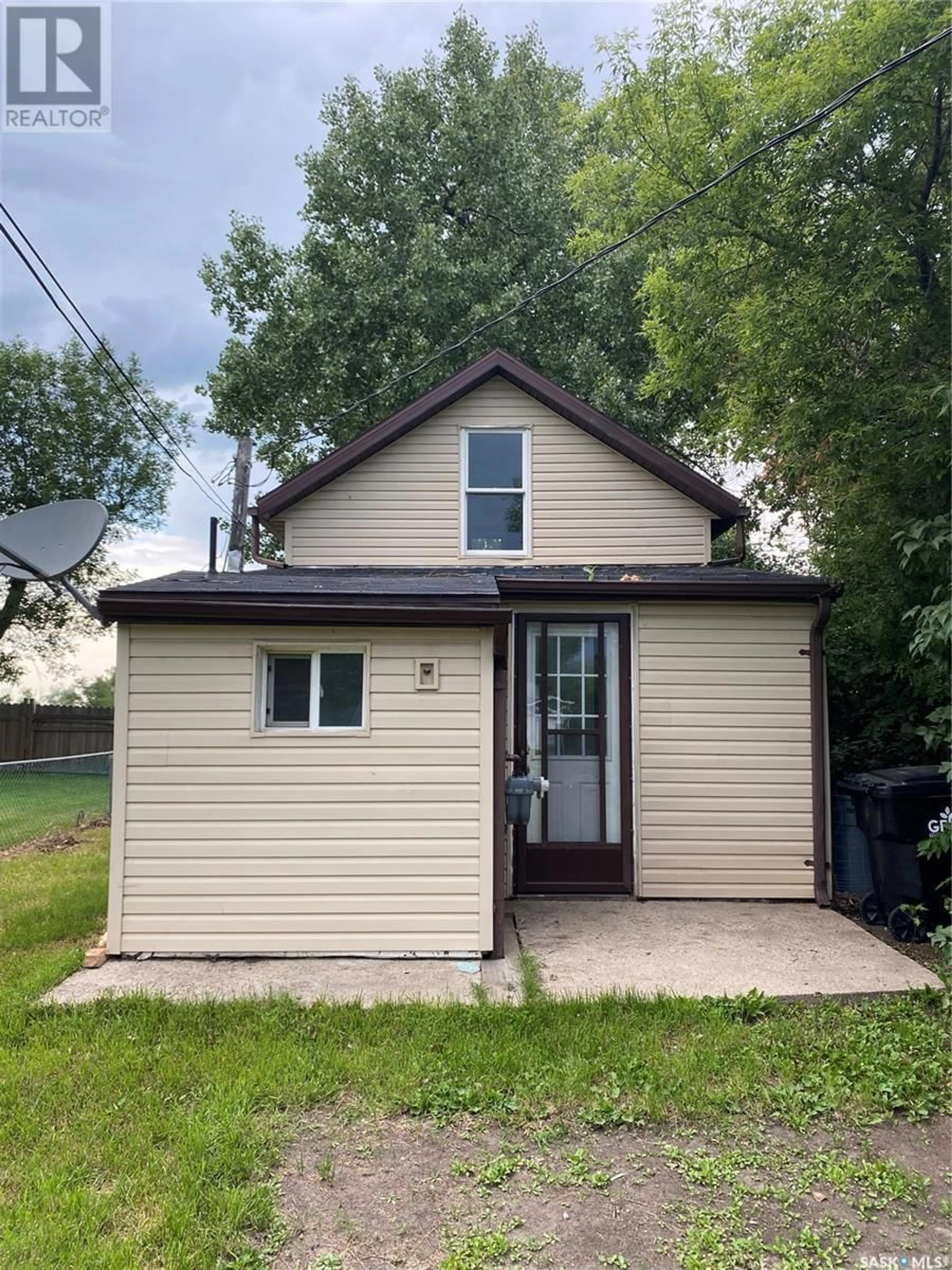 Frontside or backside of a home for 614 Railway AVENUE, Bienfait Saskatchewan S0C0M0