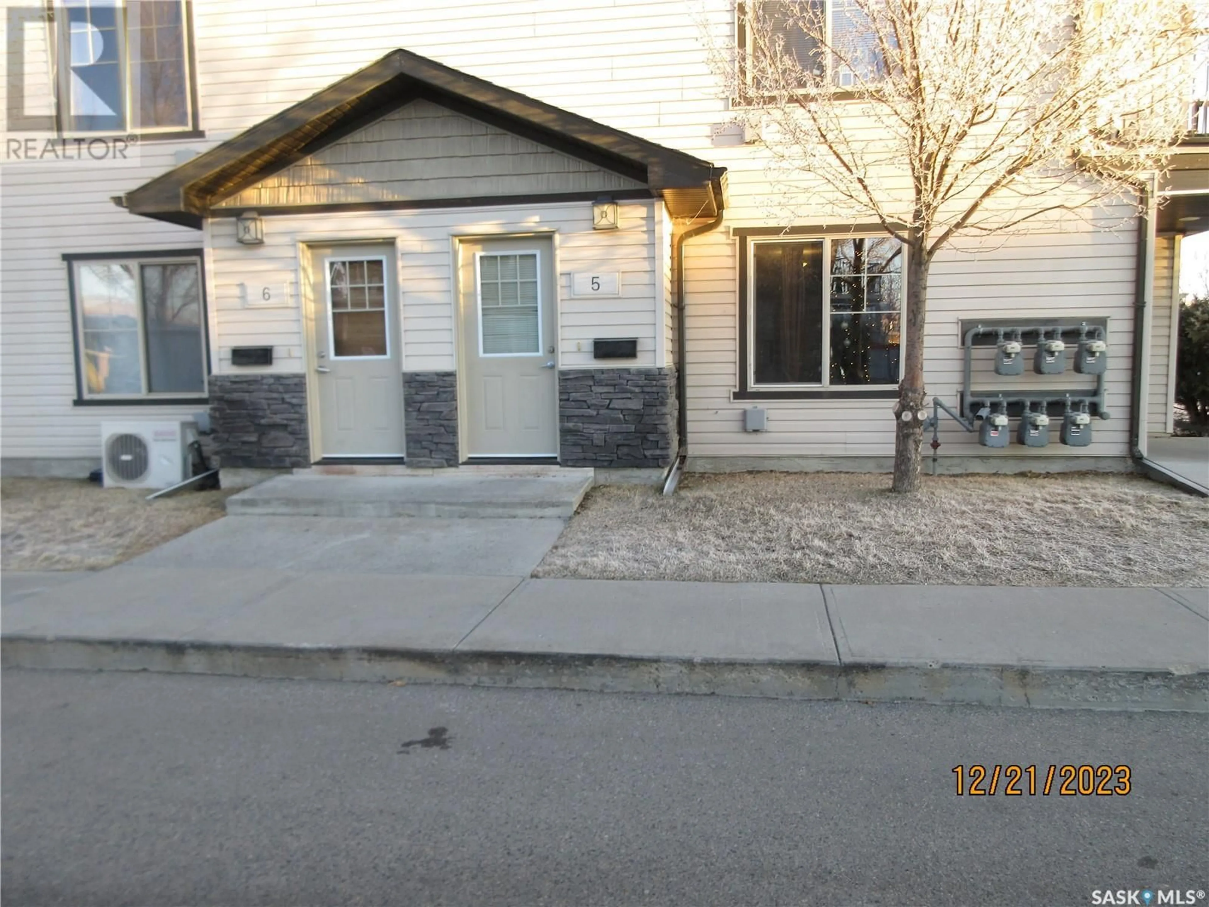 A pic from exterior of the house or condo for 5 5011 JAMES HILL ROAD, Regina Saskatchewan S4W0B9