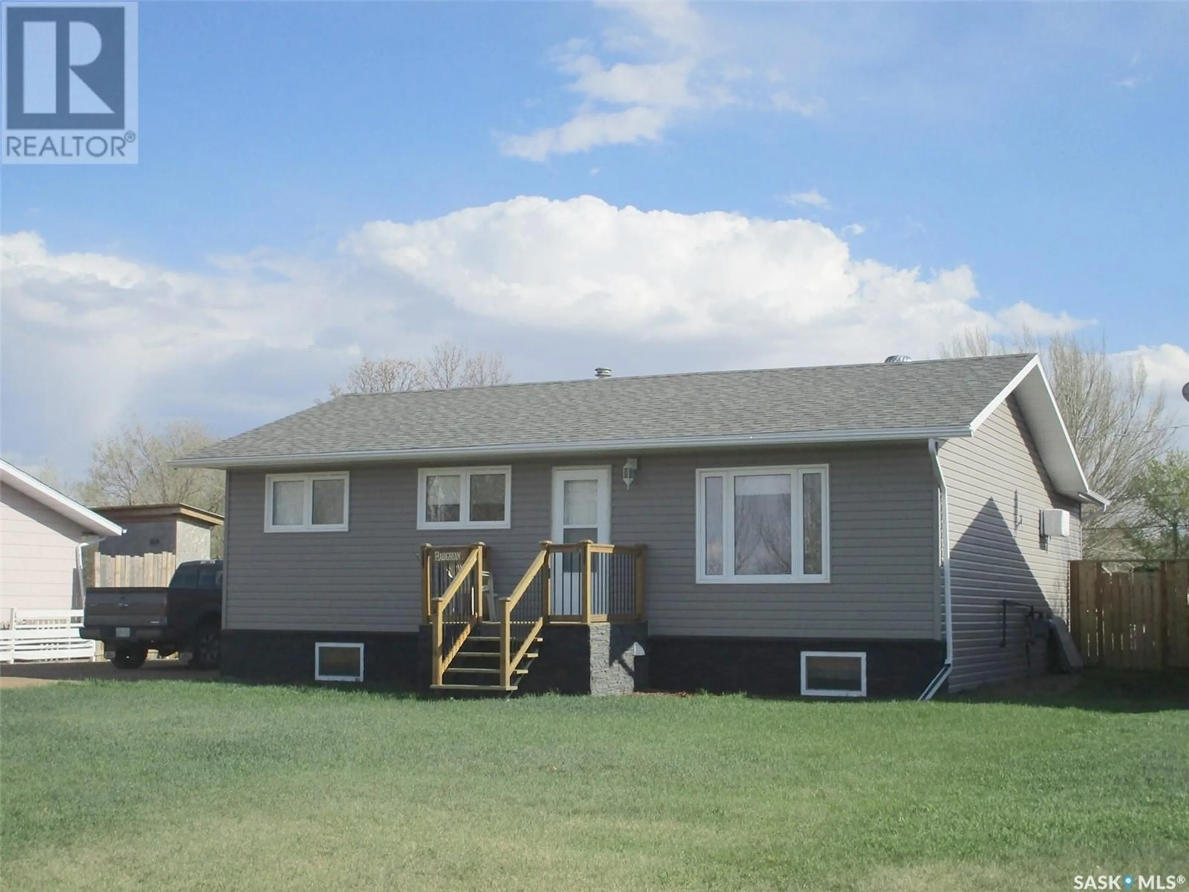 Frontside or backside of a home for 4 2nd STREET E, Willow Bunch Saskatchewan S0H4K0