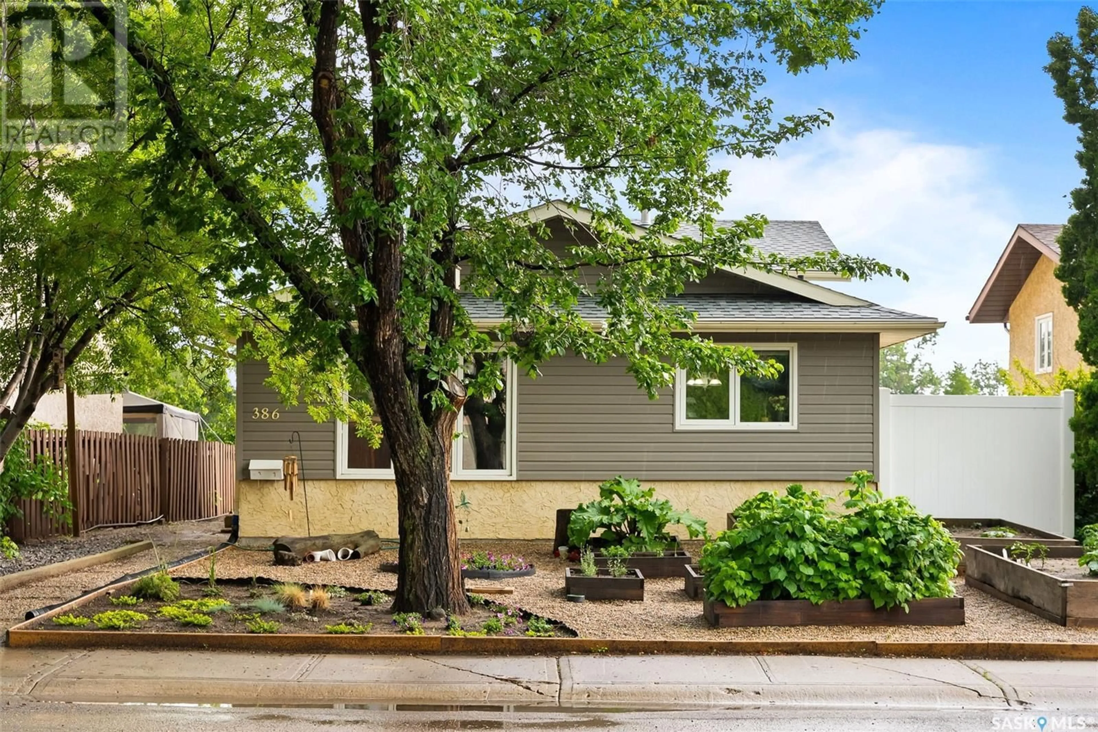 Frontside or backside of a home for 386 Fulton DRIVE, Regina Saskatchewan S4X1W4