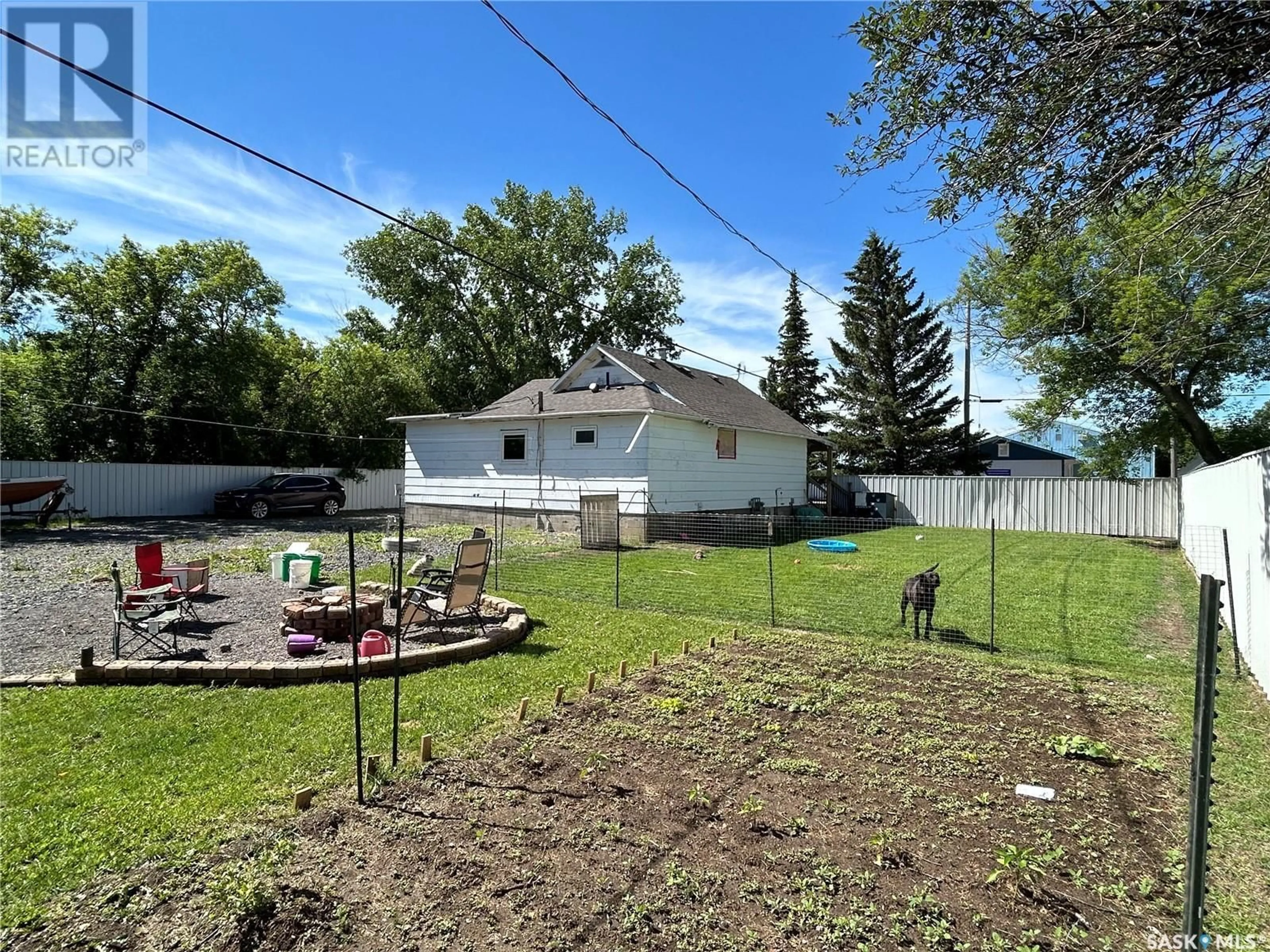 Fenced yard for 3 Coteau AVENUE, Halbrite Saskatchewan S0C1H0