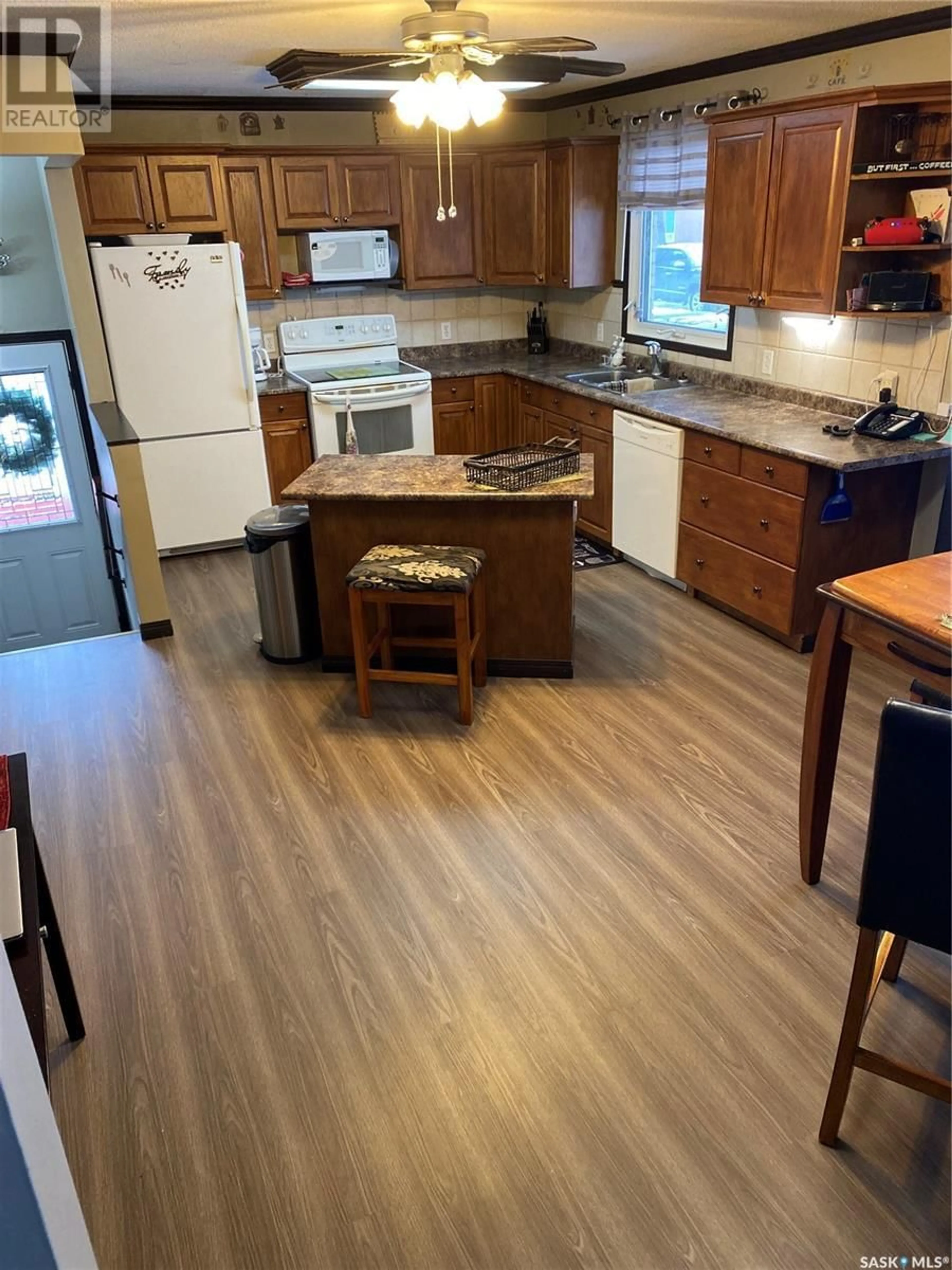 Open concept kitchen, unknown for 724 4TH STREET, Shaunavon Saskatchewan S0N2M0