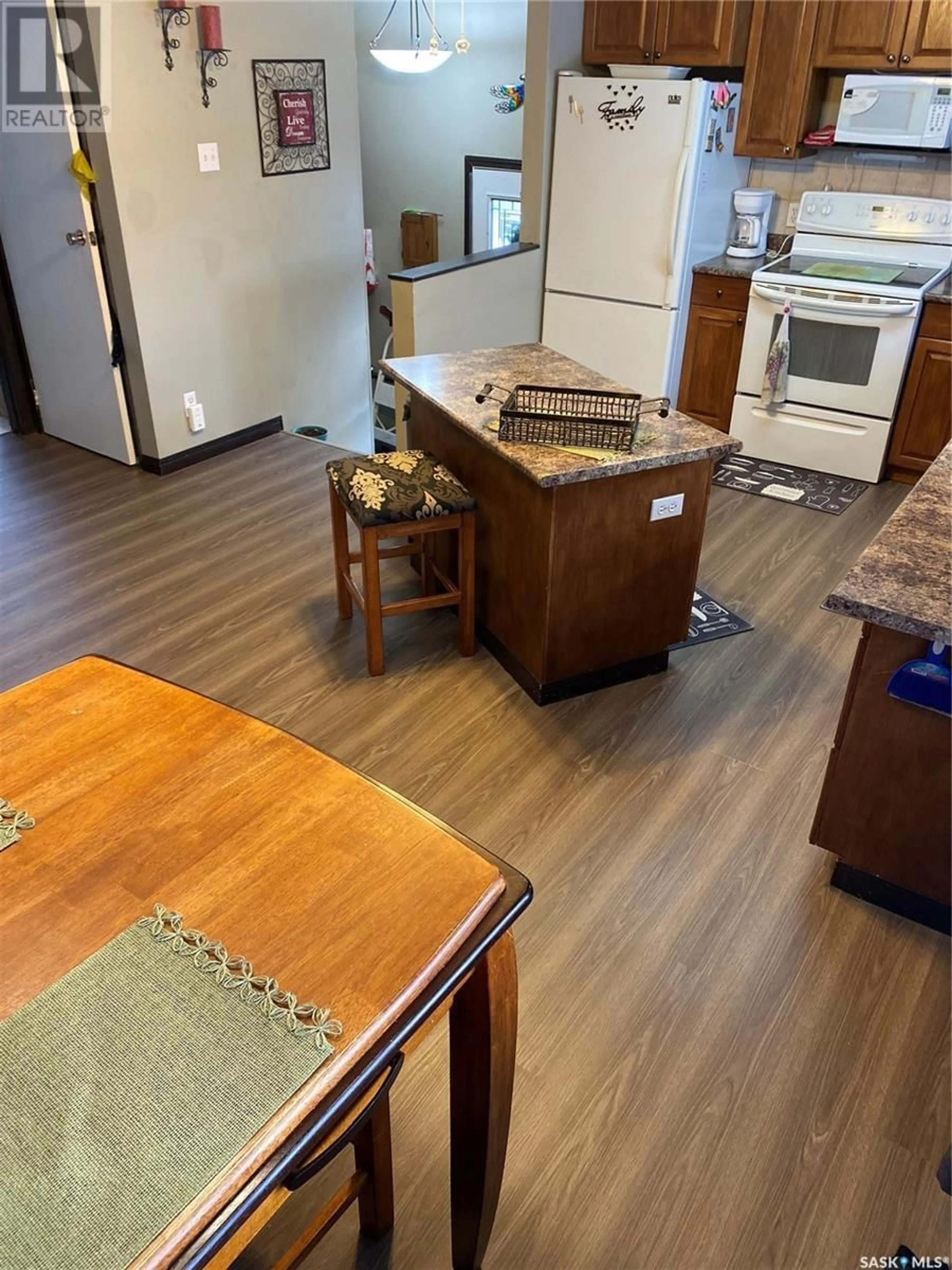 Open concept kitchen, unknown for 724 4TH STREET, Shaunavon Saskatchewan S0N2M0