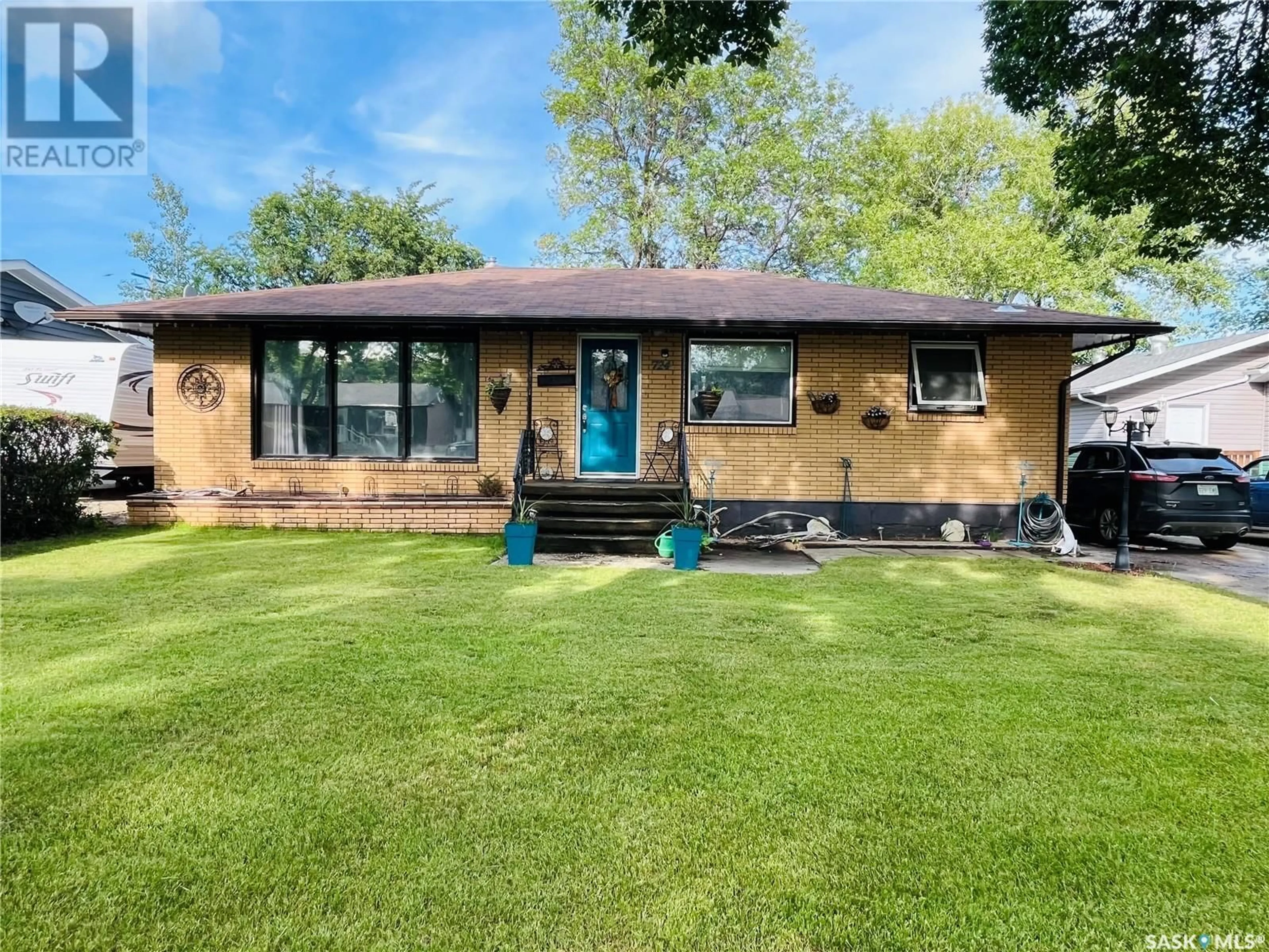 Frontside or backside of a home for 724 4th STREET E, Shaunavon Saskatchewan S0N2M0