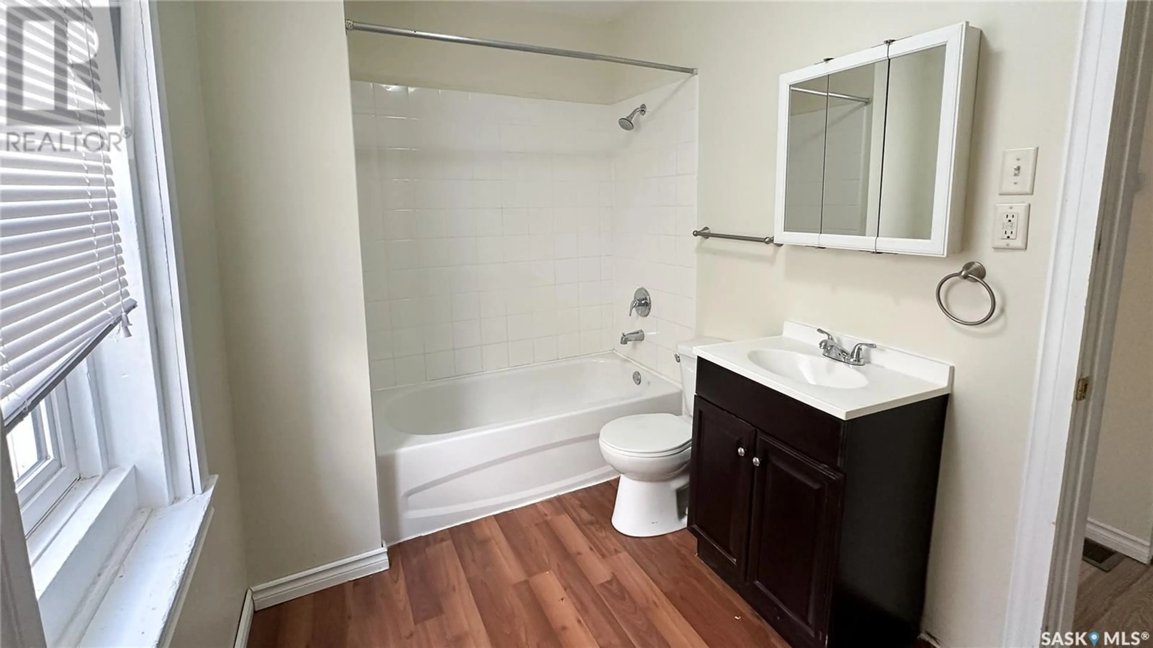 Bathroom for 866 ROBINSON STREET, Regina Saskatchewan S4T2M3