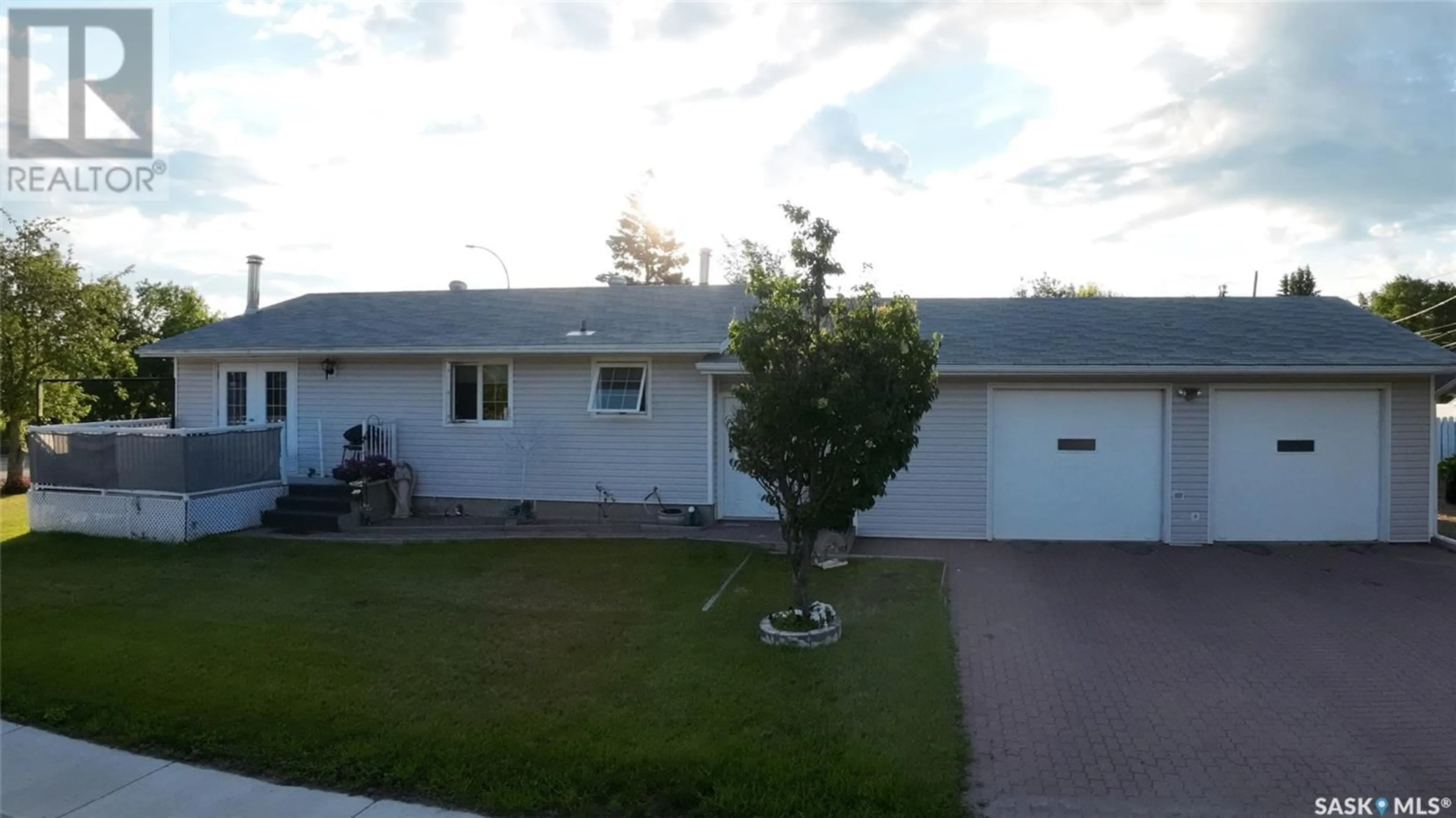 Frontside or backside of a home for 7 5th AVENUE SE, Swift Current Saskatchewan S9H3M5