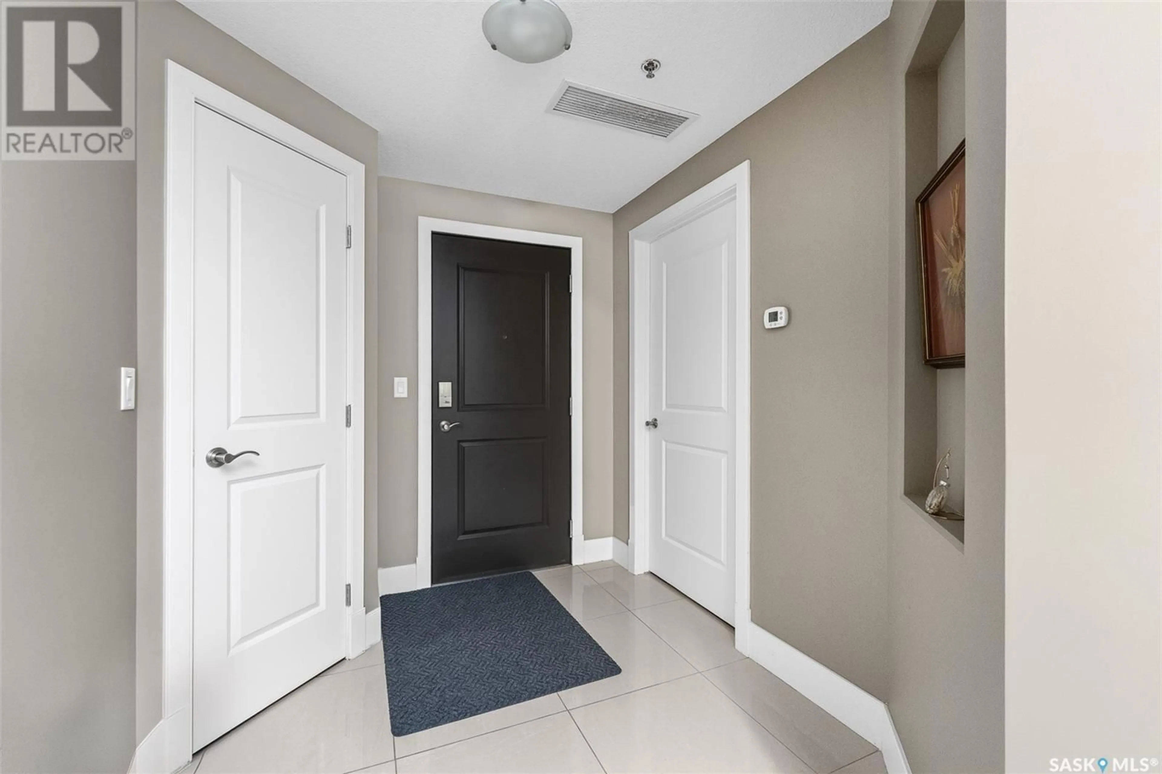 Indoor entryway for 205 205 Fairford STREET E, Moose Jaw Saskatchewan S6H0E1