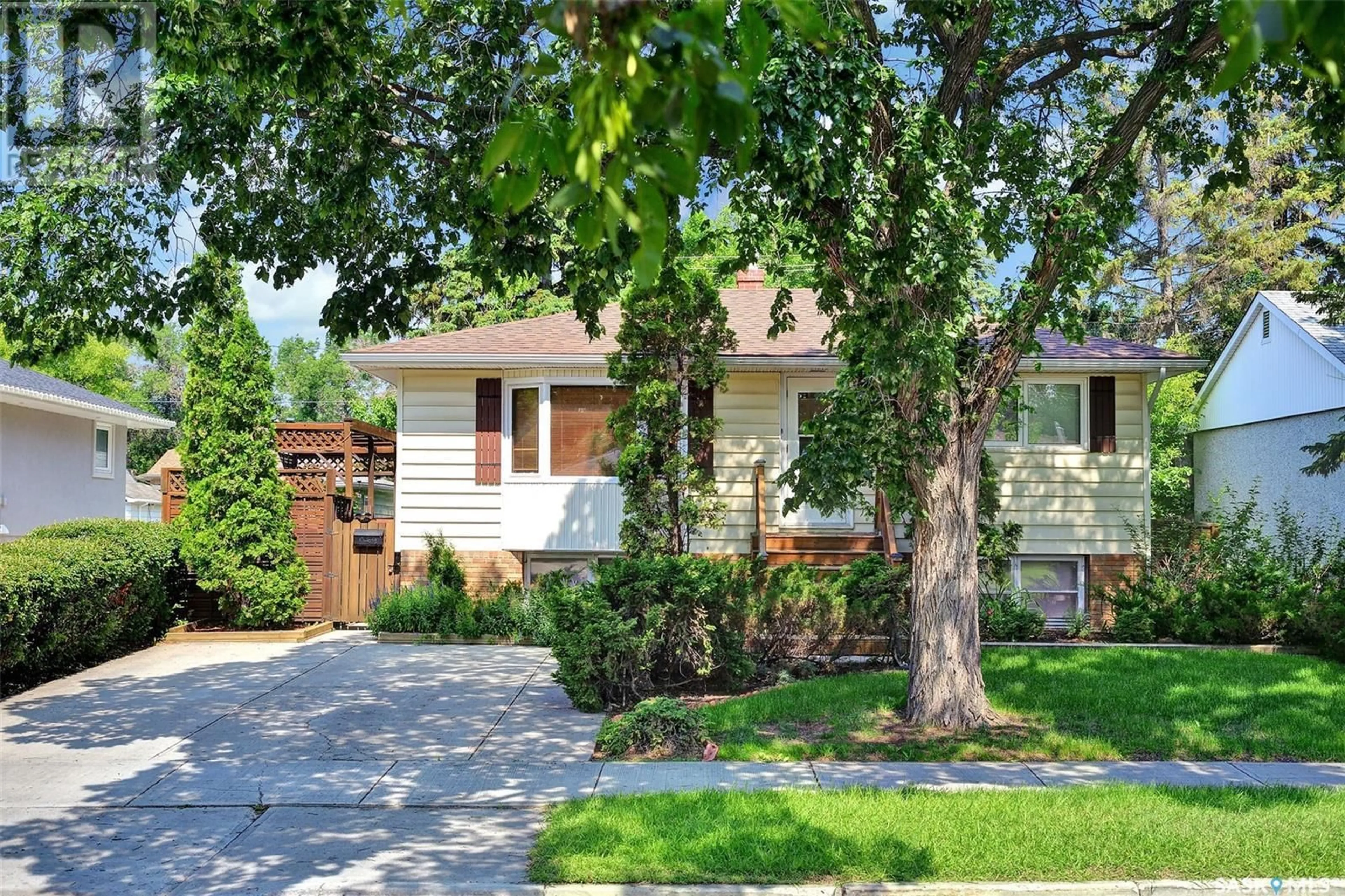 Frontside or backside of a home for 616 Broadway AVENUE E, Regina Saskatchewan S4N1A1