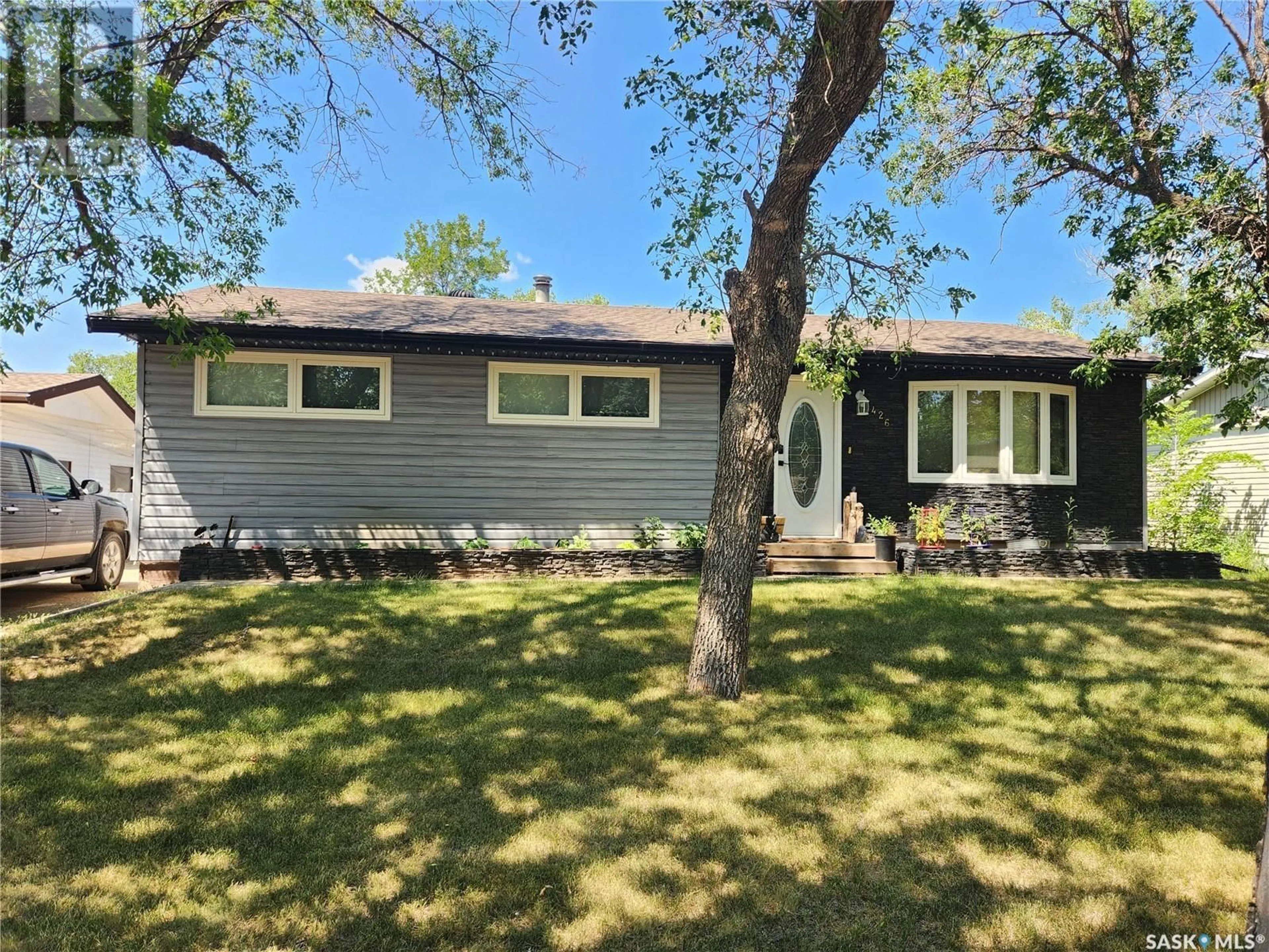 Frontside or backside of a home for 426 Hunt STREET, Radville Saskatchewan S0C2G0