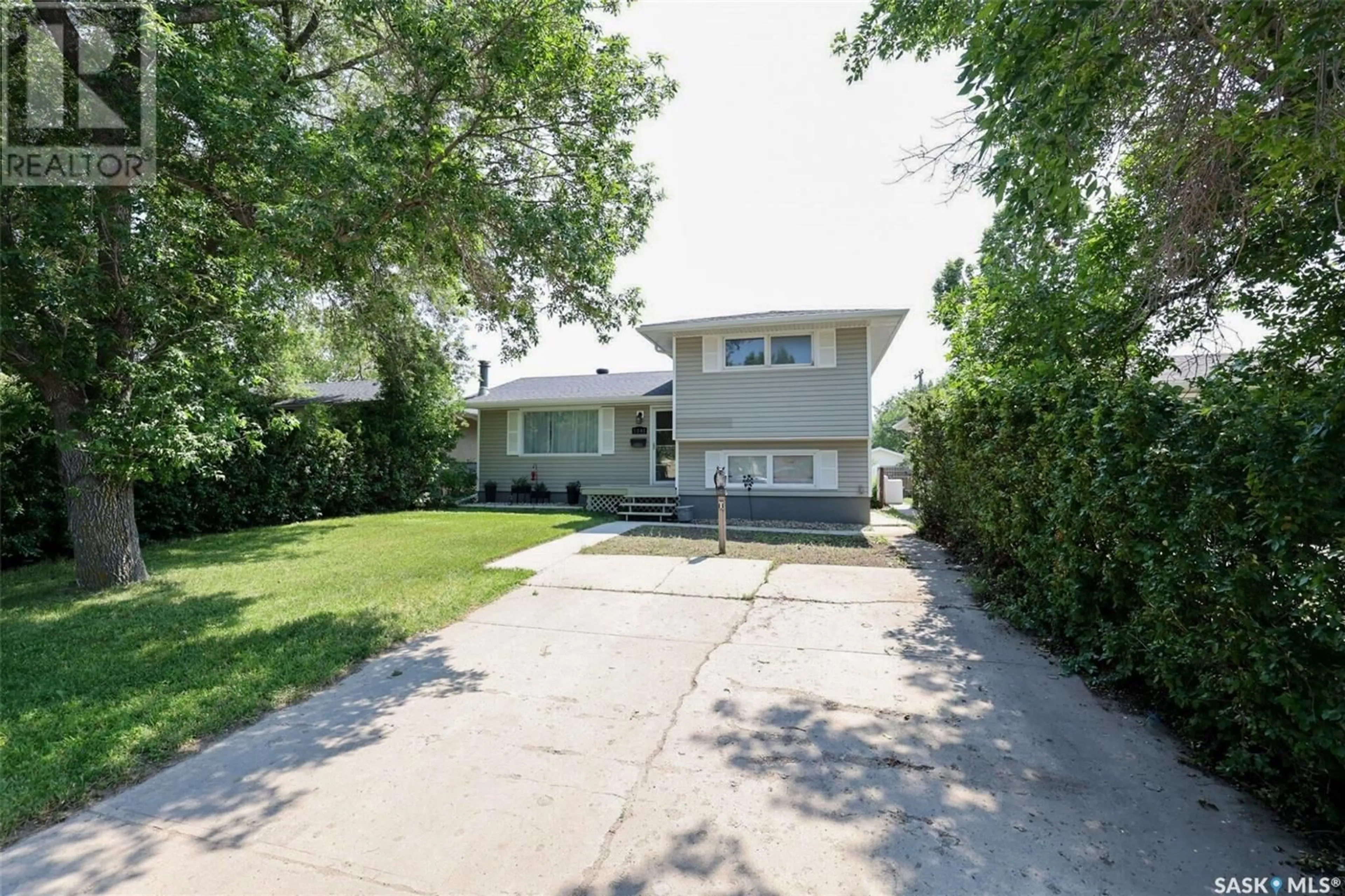 Frontside or backside of a home for 1341 9TH AVENUE N, Regina Saskatchewan S4R0E6
