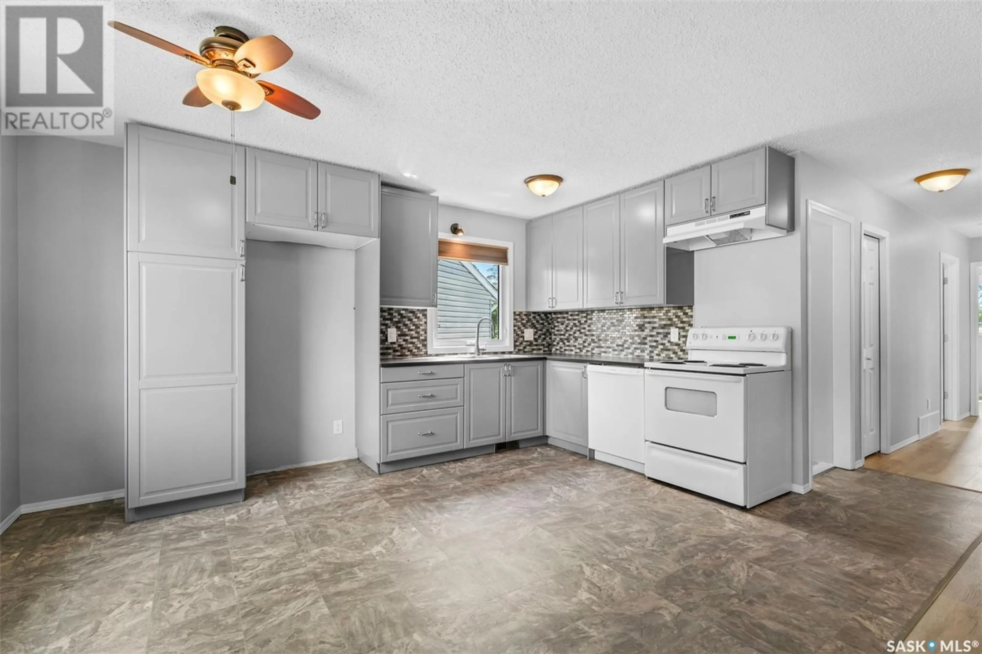 Kitchen for 206 Langevin CRESCENT, Saskatoon Saskatchewan S7L5R3