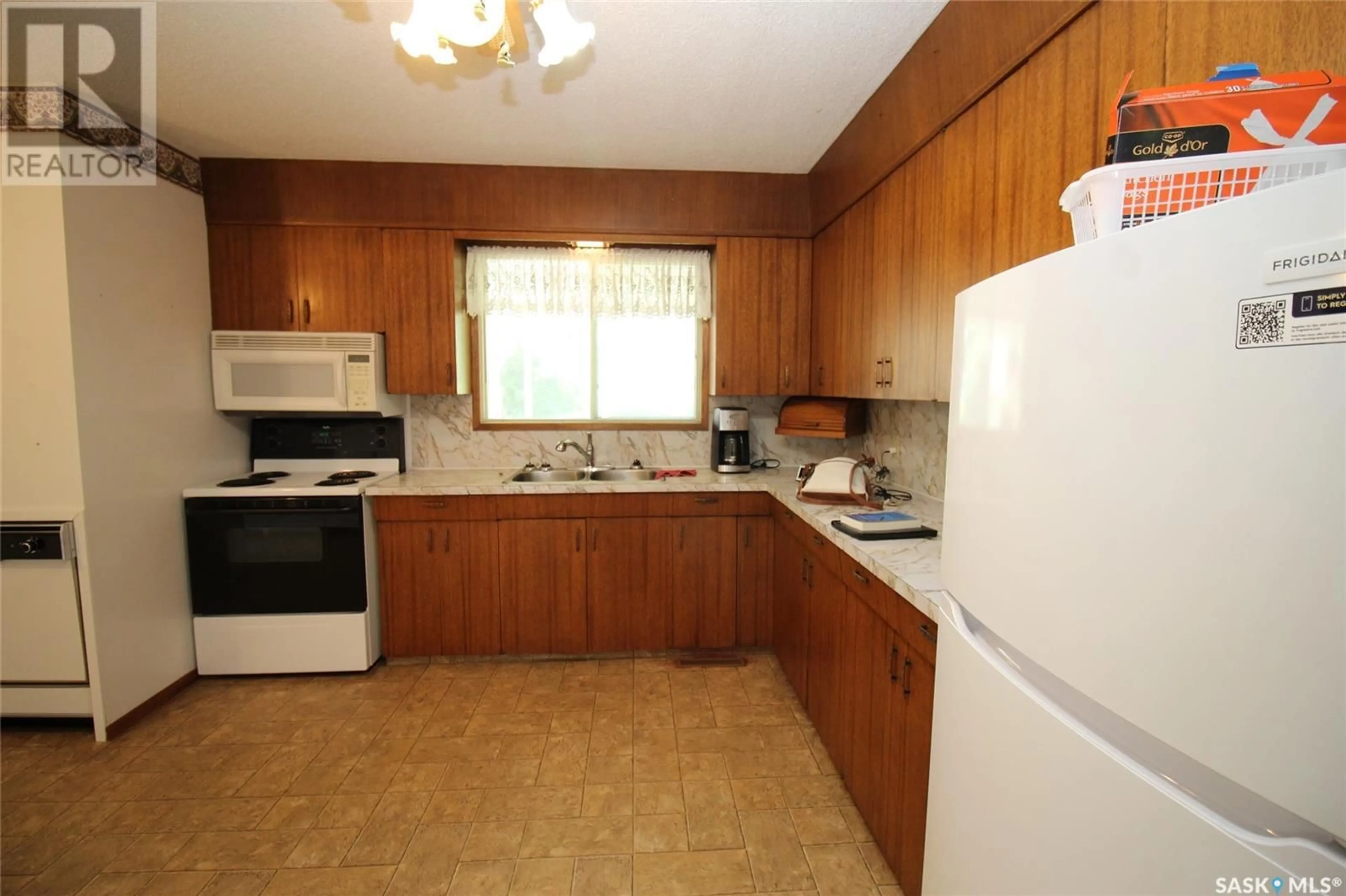 Standard kitchen for 496 3rd AVENUE E, Shaunavon Saskatchewan S0N2M0