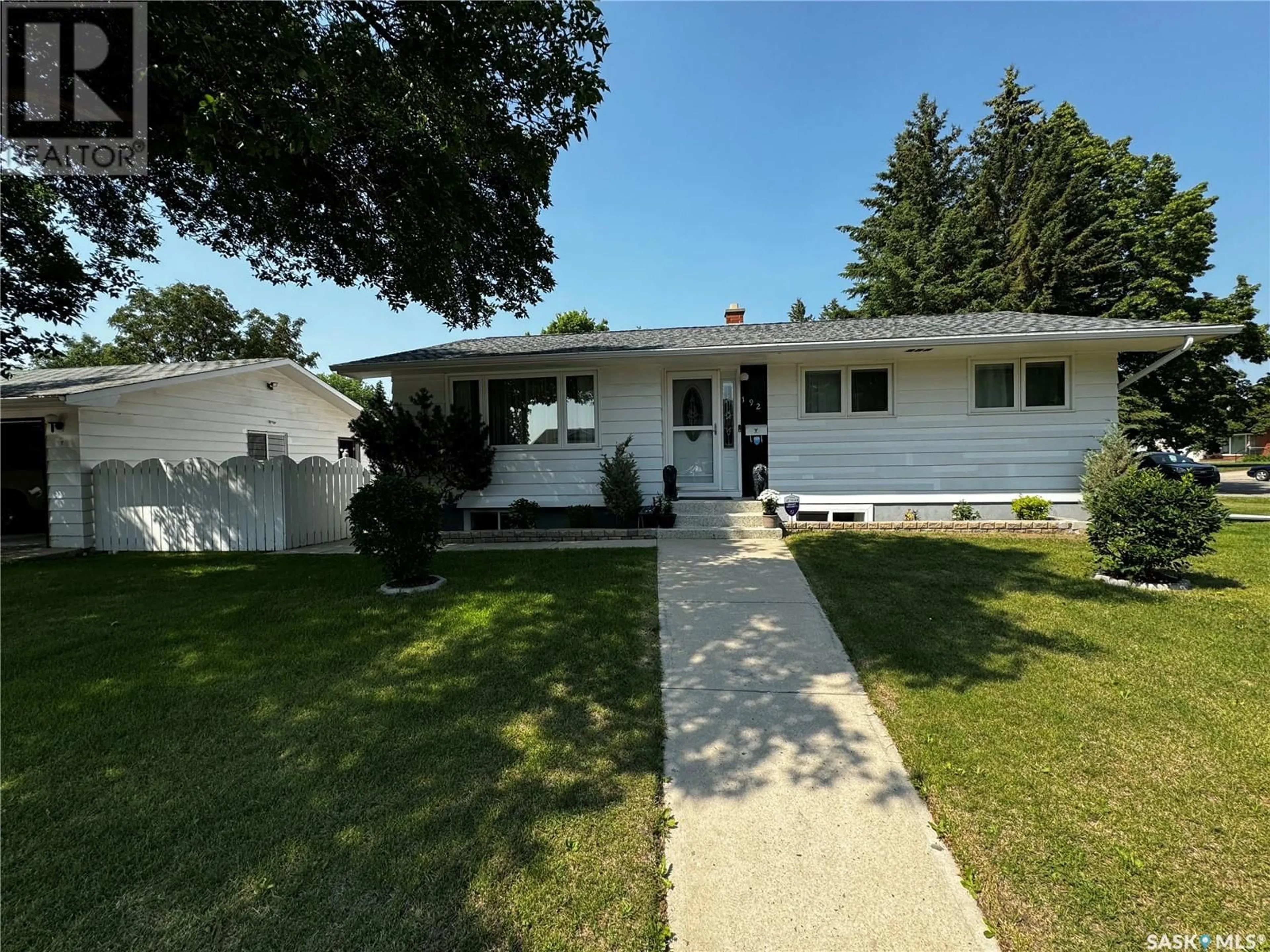 Frontside or backside of a home for 192 Salisbury DRIVE, Saskatoon Saskatchewan S7H3J8