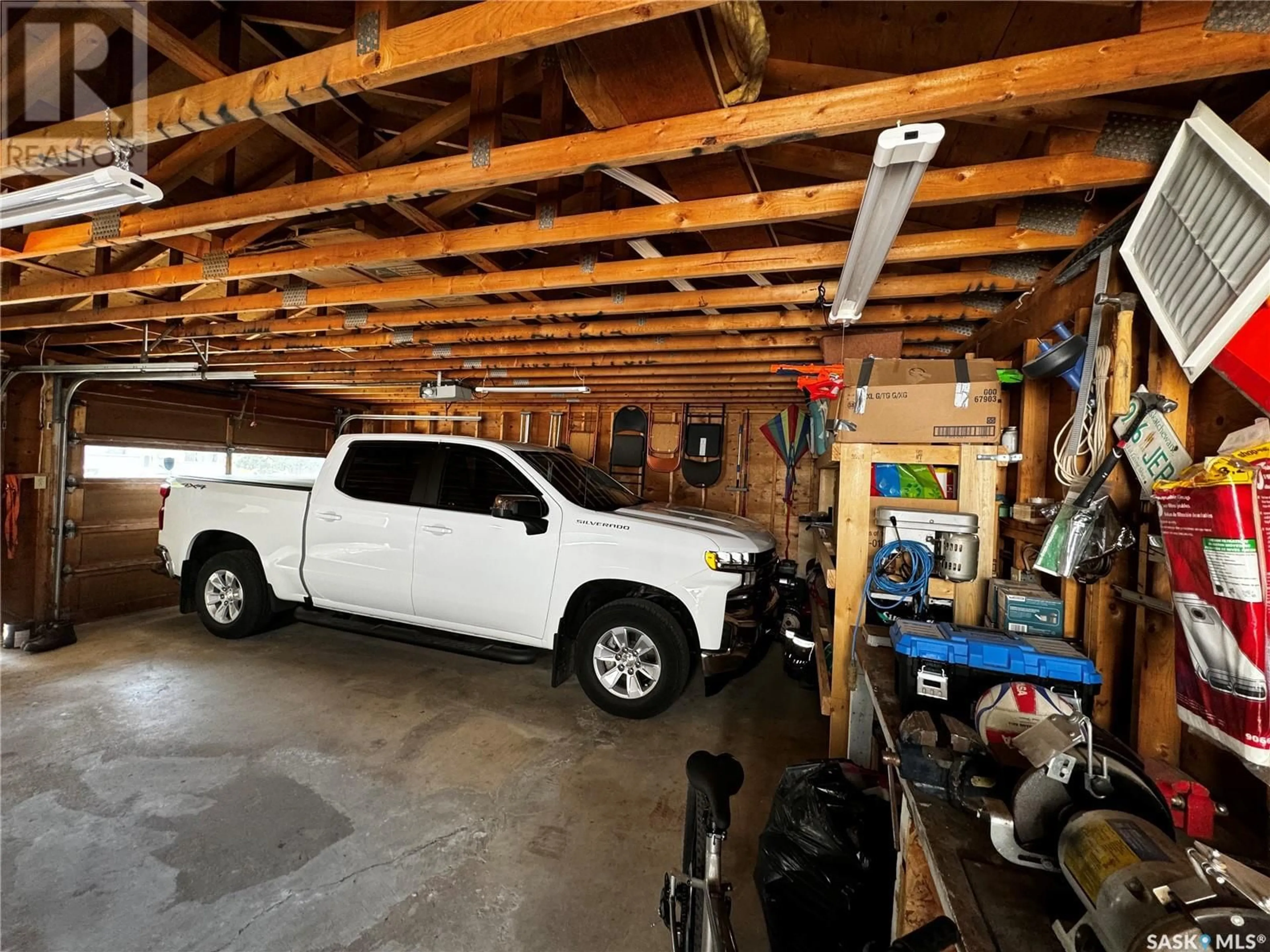 Indoor garage for 192 Salisbury DRIVE, Saskatoon Saskatchewan S7H3J8