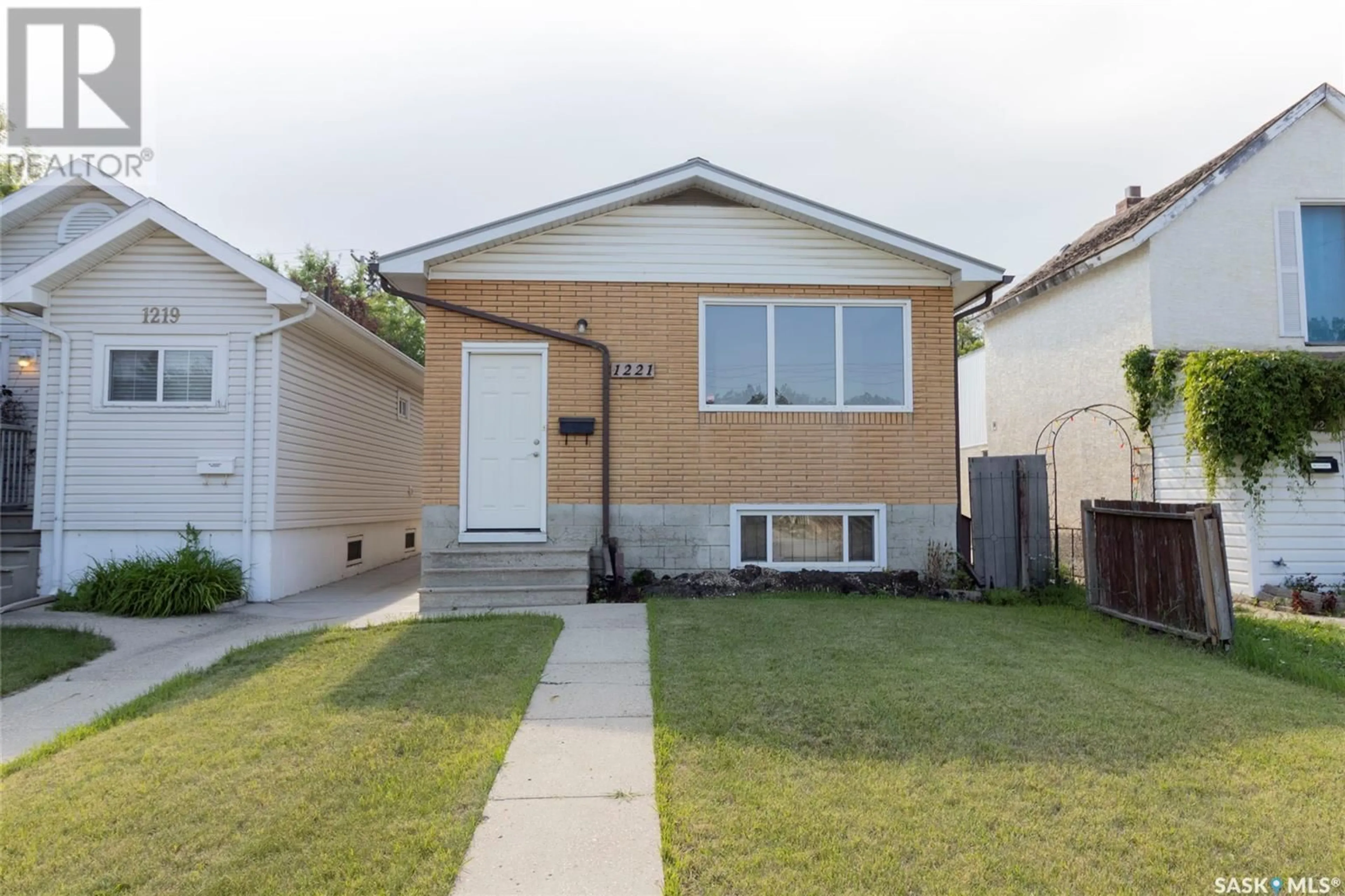 Frontside or backside of a home for 1221 2nd AVENUE N, Saskatoon Saskatchewan S7K2E3