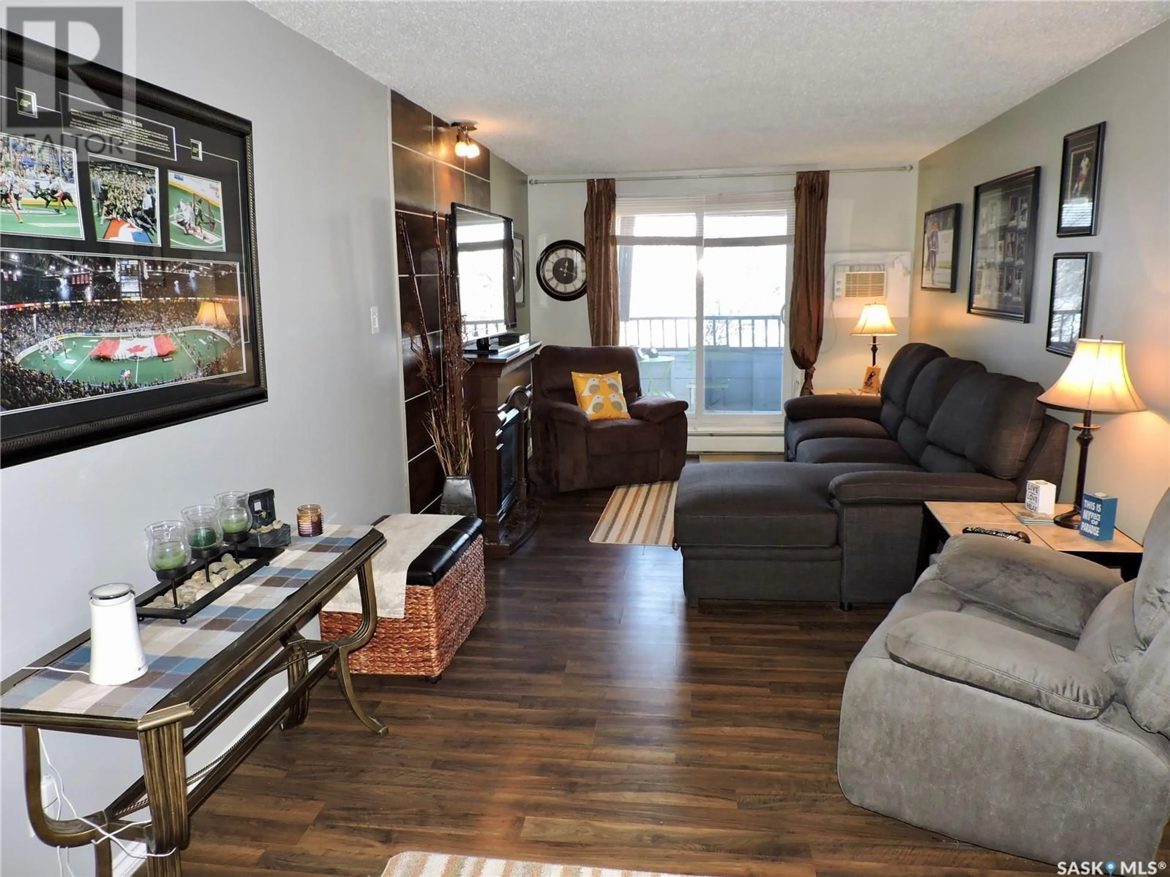 Living room for 401 529 X AVENUE S, Saskatoon Saskatchewan S7M4P8