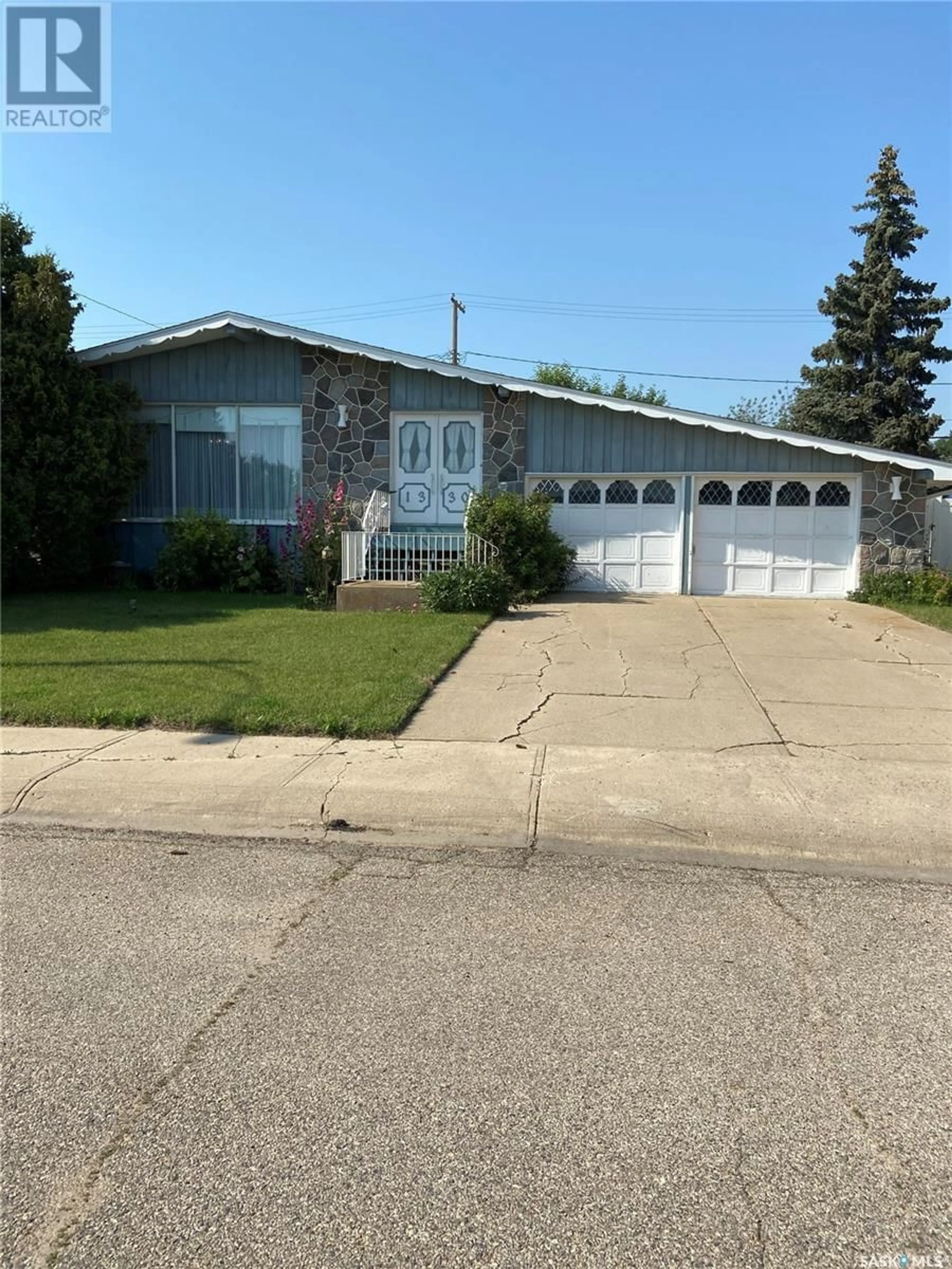 Frontside or backside of a home for 1330 Hochelaga STREET W, Moose Jaw Saskatchewan S6H6C3