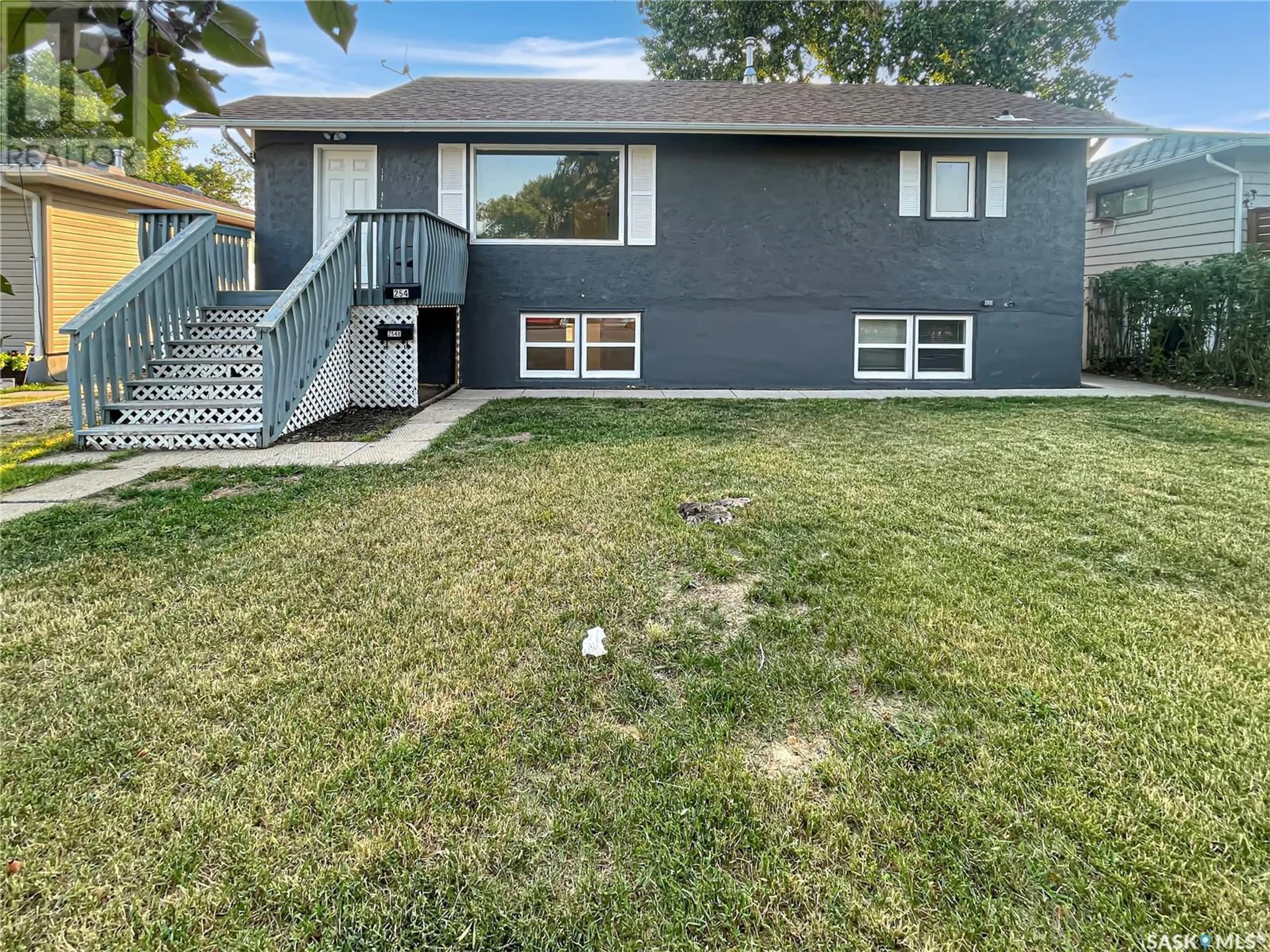 Frontside or backside of a home for 254 Central AVENUE S, Swift Current Saskatchewan S9H3G1