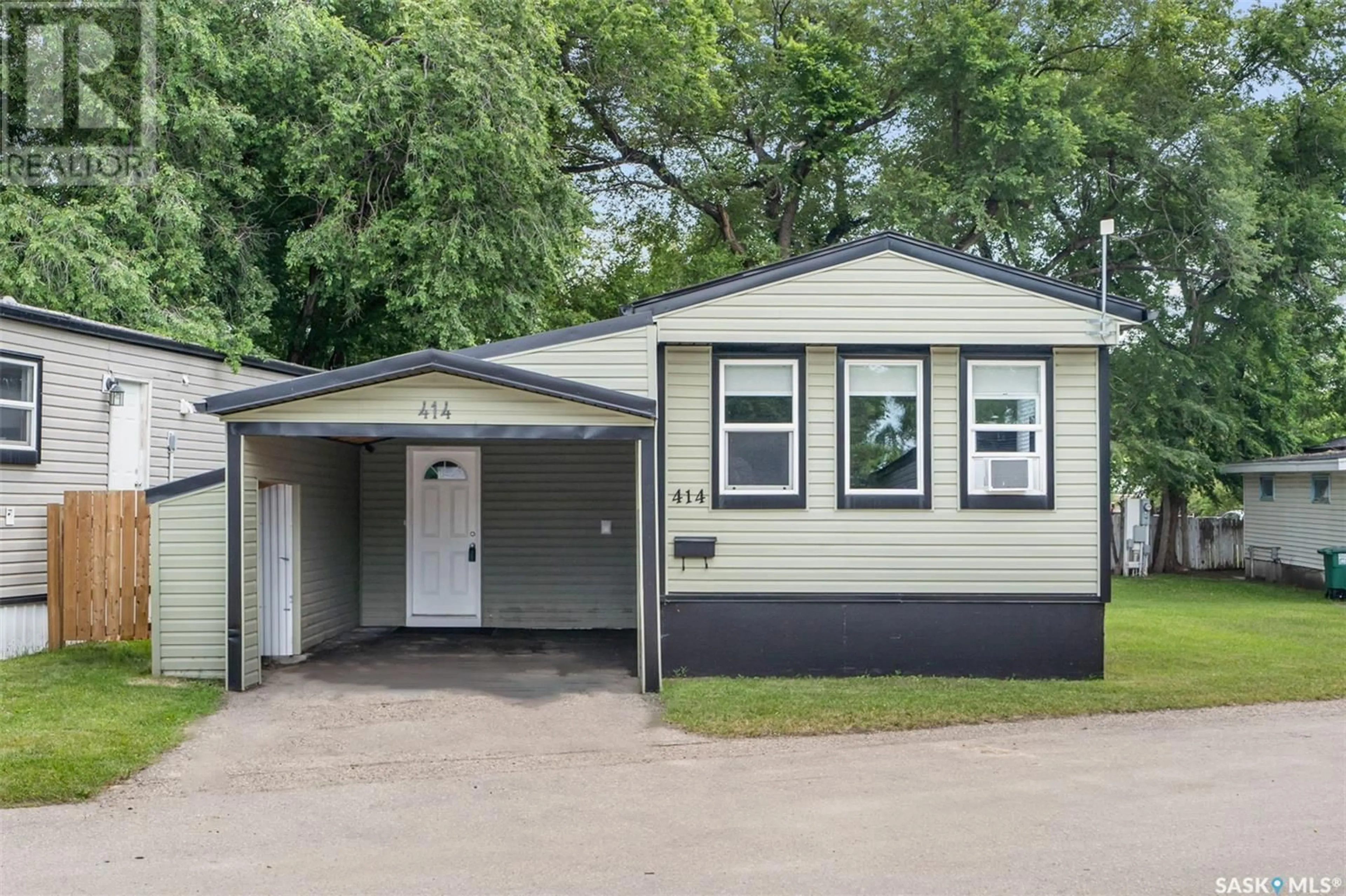 Home with vinyl exterior material for 414 1524 Rayner AVENUE, Saskatoon Saskatchewan S7N1Y1