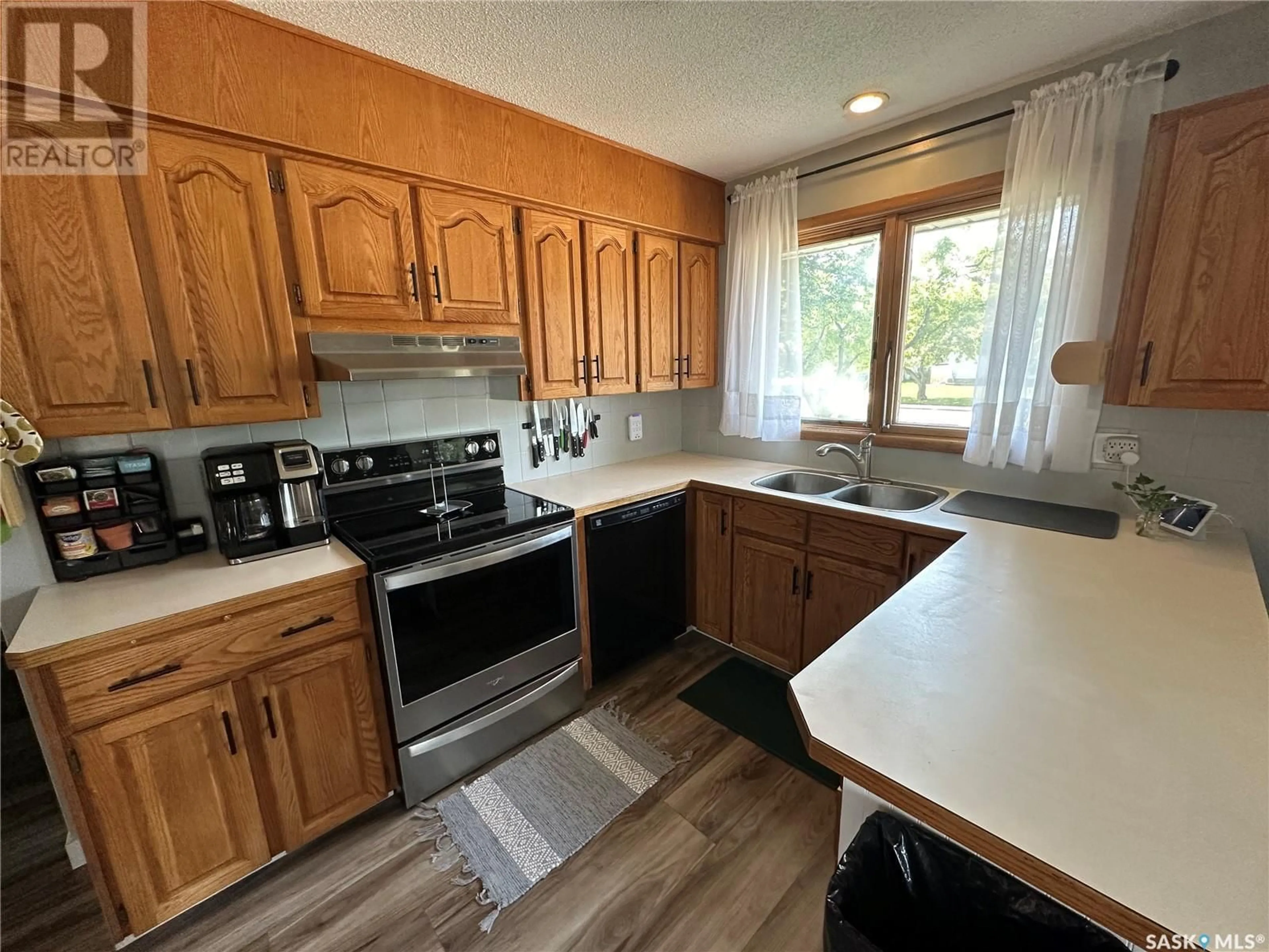 Standard kitchen for 654 Maple DRIVE, Weyburn Saskatchewan S4H1A6