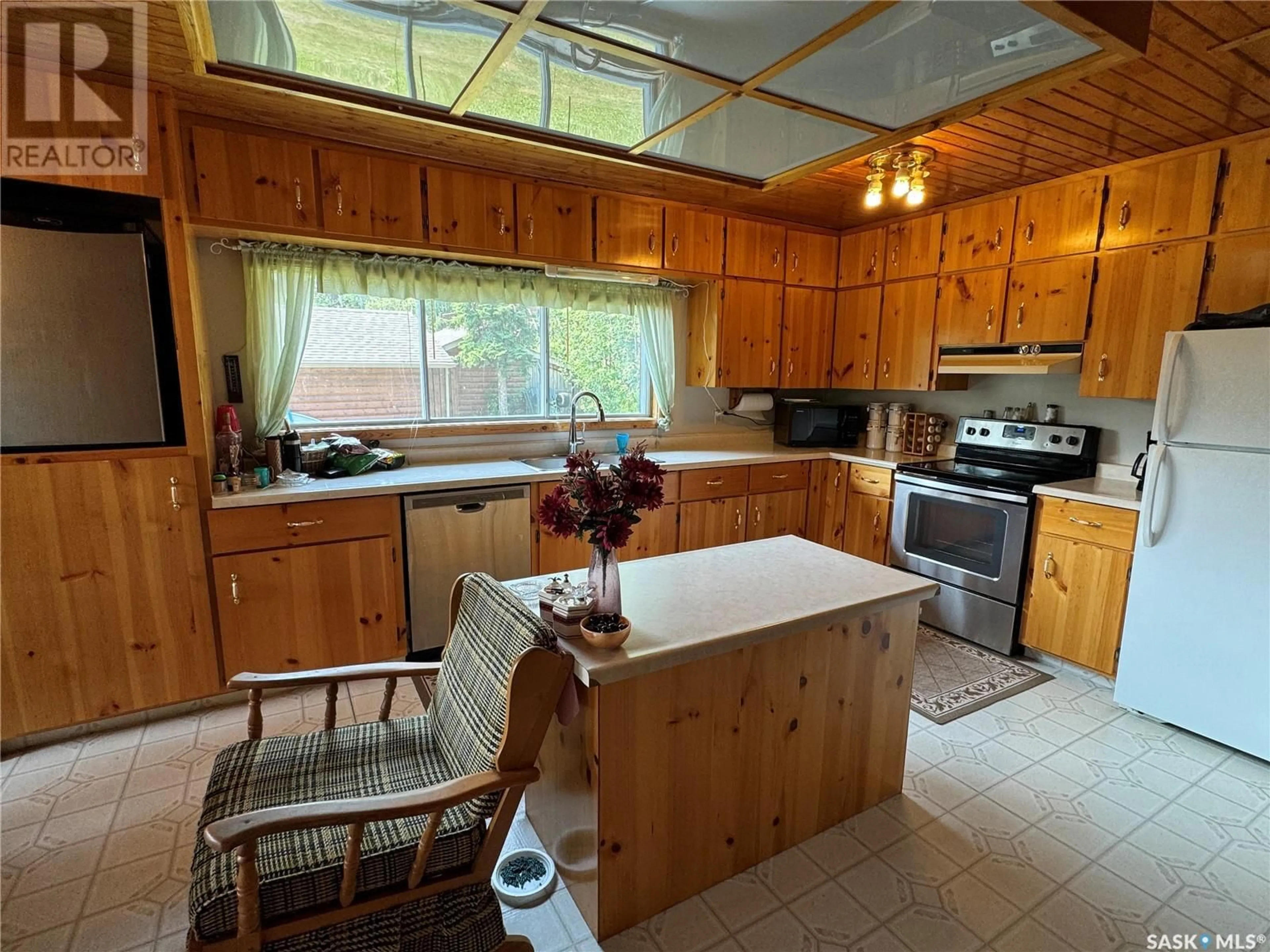 Standard kitchen, unknown for 1402 NIKIK AVENUE, Missinipe Saskatchewan S0J1L0