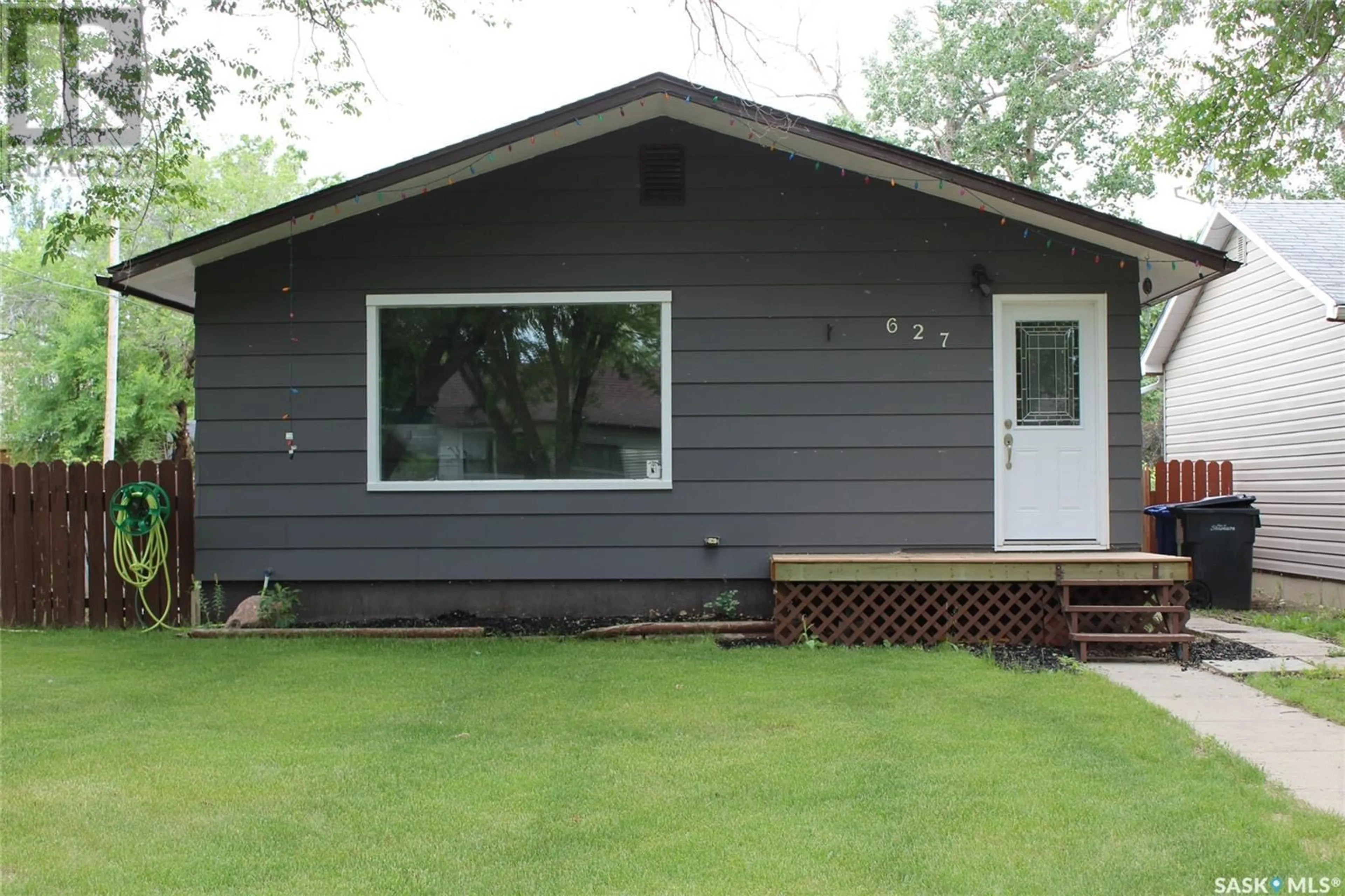 Home with vinyl exterior material for 627 1st STREET W, Shaunavon Saskatchewan S0N2M0