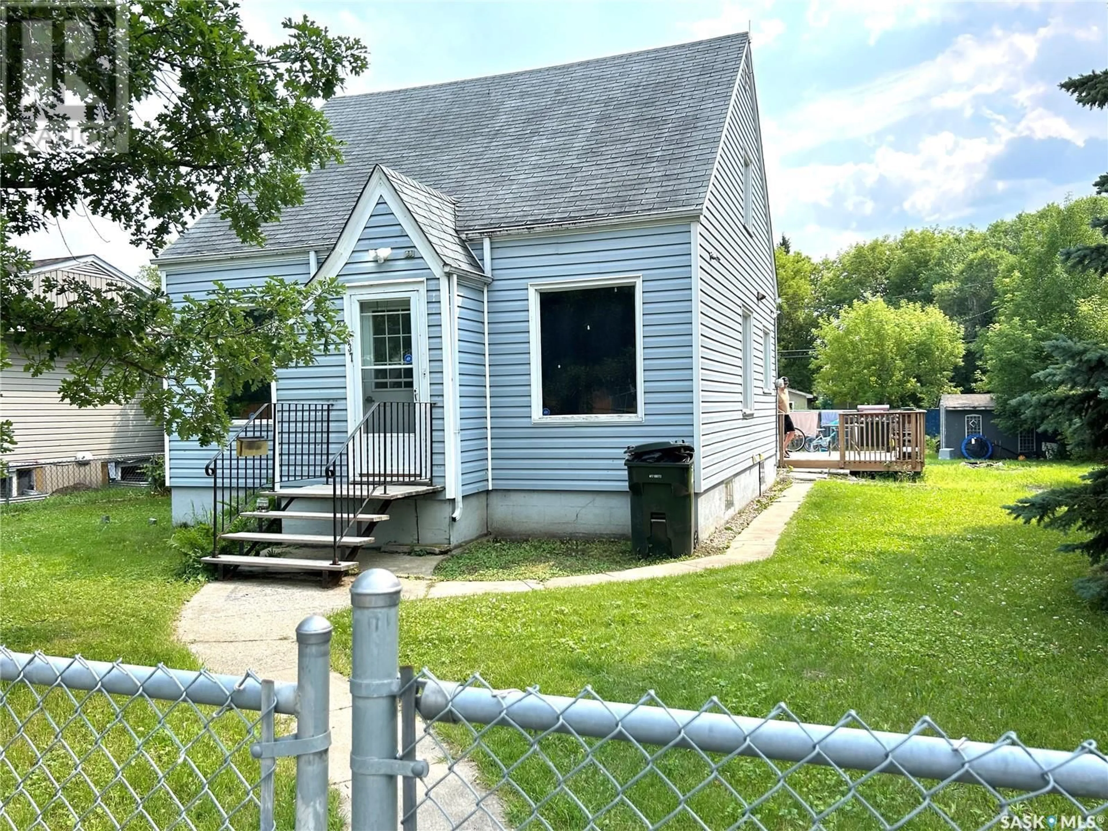 Frontside or backside of a home for 537 7th STREET E, Prince Albert Saskatchewan S6V0T6