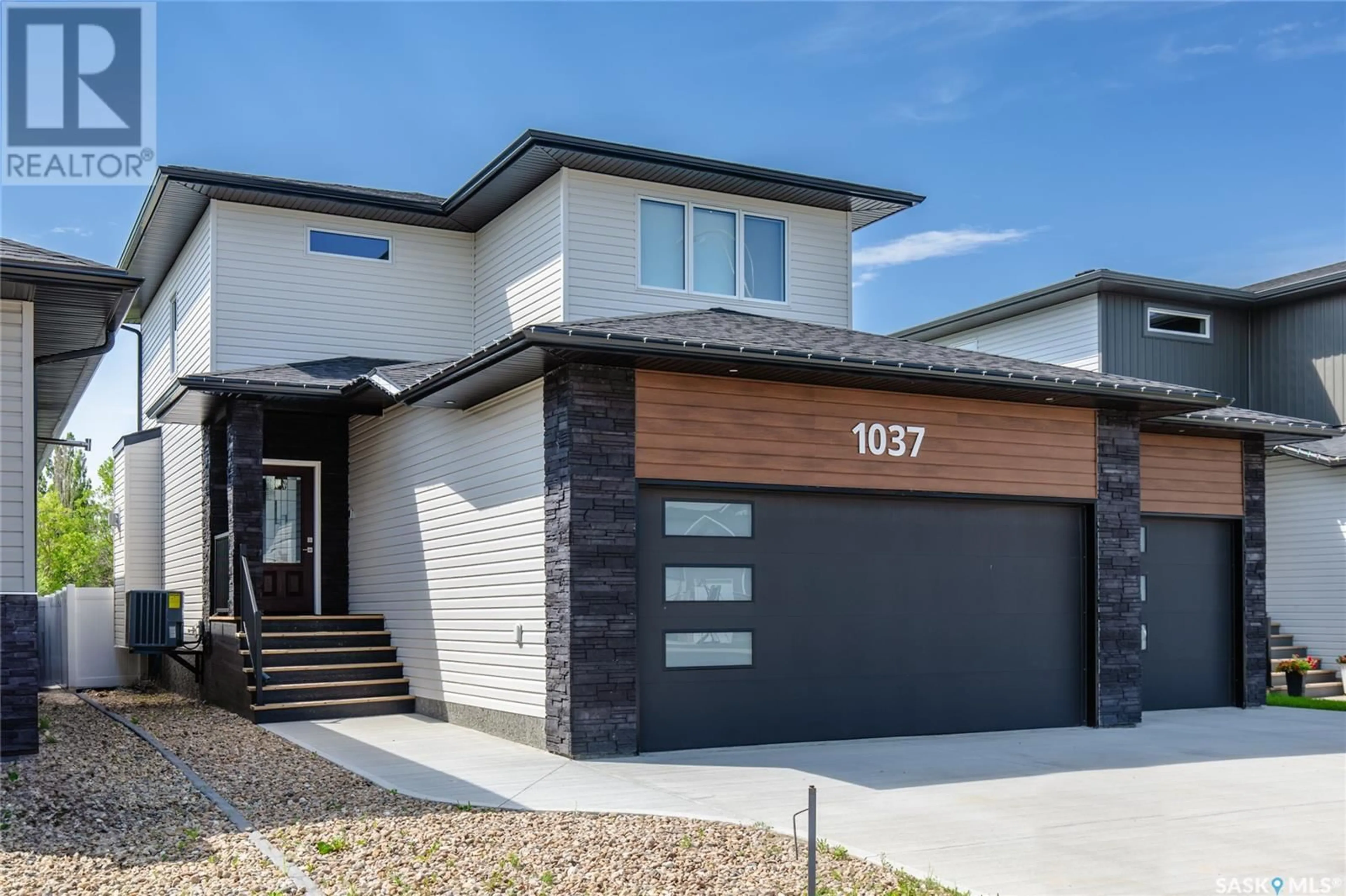 Frontside or backside of a home, the street view for 1037 Maplewood DRIVE, Moose Jaw Saskatchewan S6J0E4