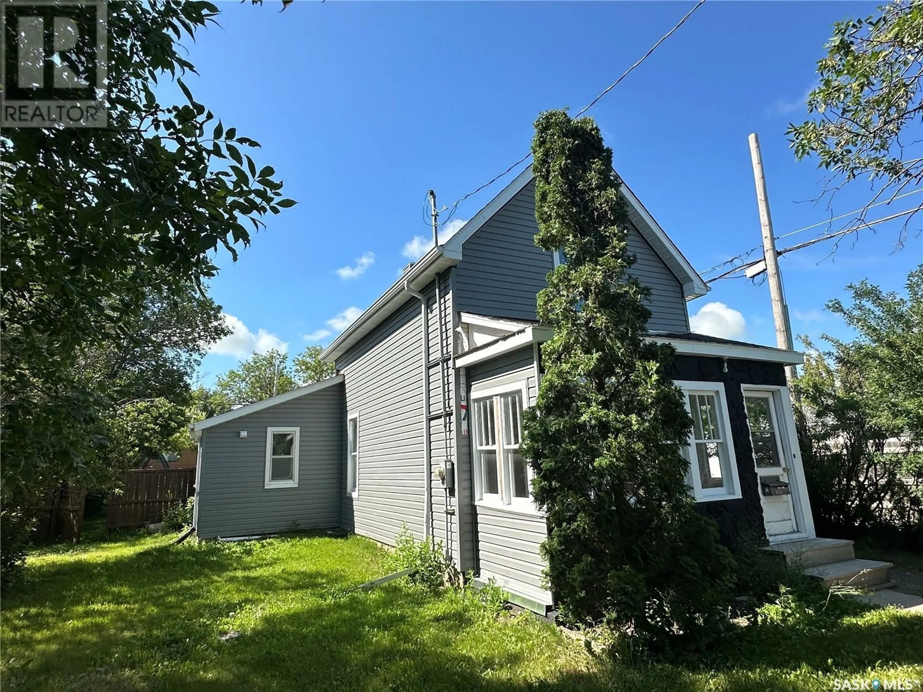 Cottage for 310 3rd AVENUE SE, Weyburn Saskatchewan S4H1X4