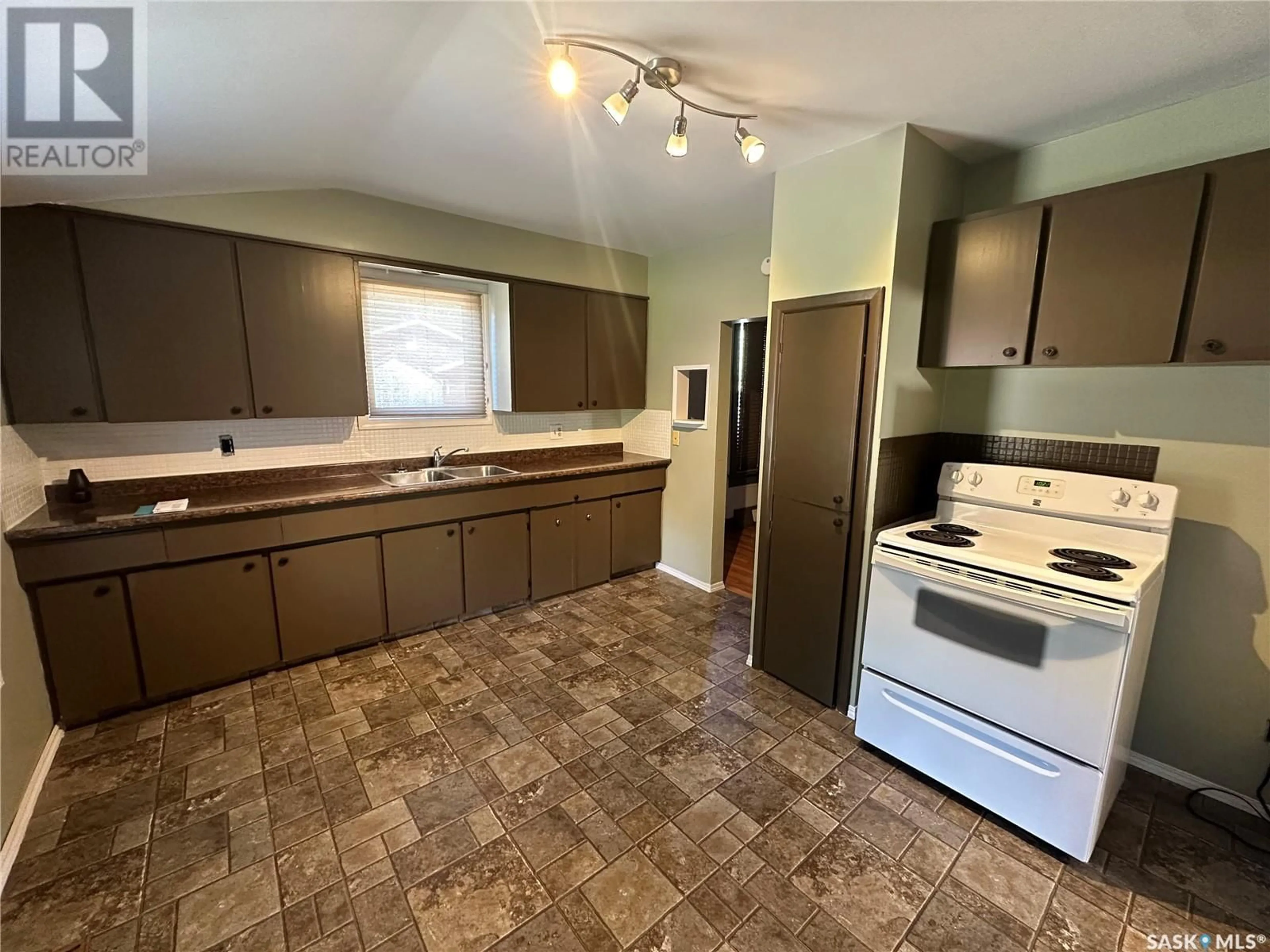 Standard kitchen for 310 3rd AVENUE SE, Weyburn Saskatchewan S4H1X4